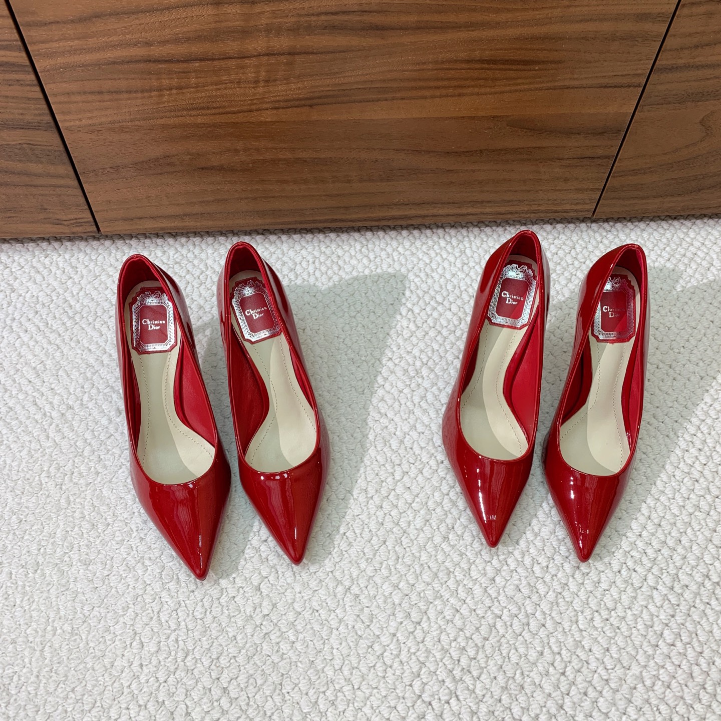 🔸D*or🔸经典单鞋。鞋面漆皮，羊皮内里及垫脚。真皮大底。有7cm和10.5cm2⃣️种选择。码数：34