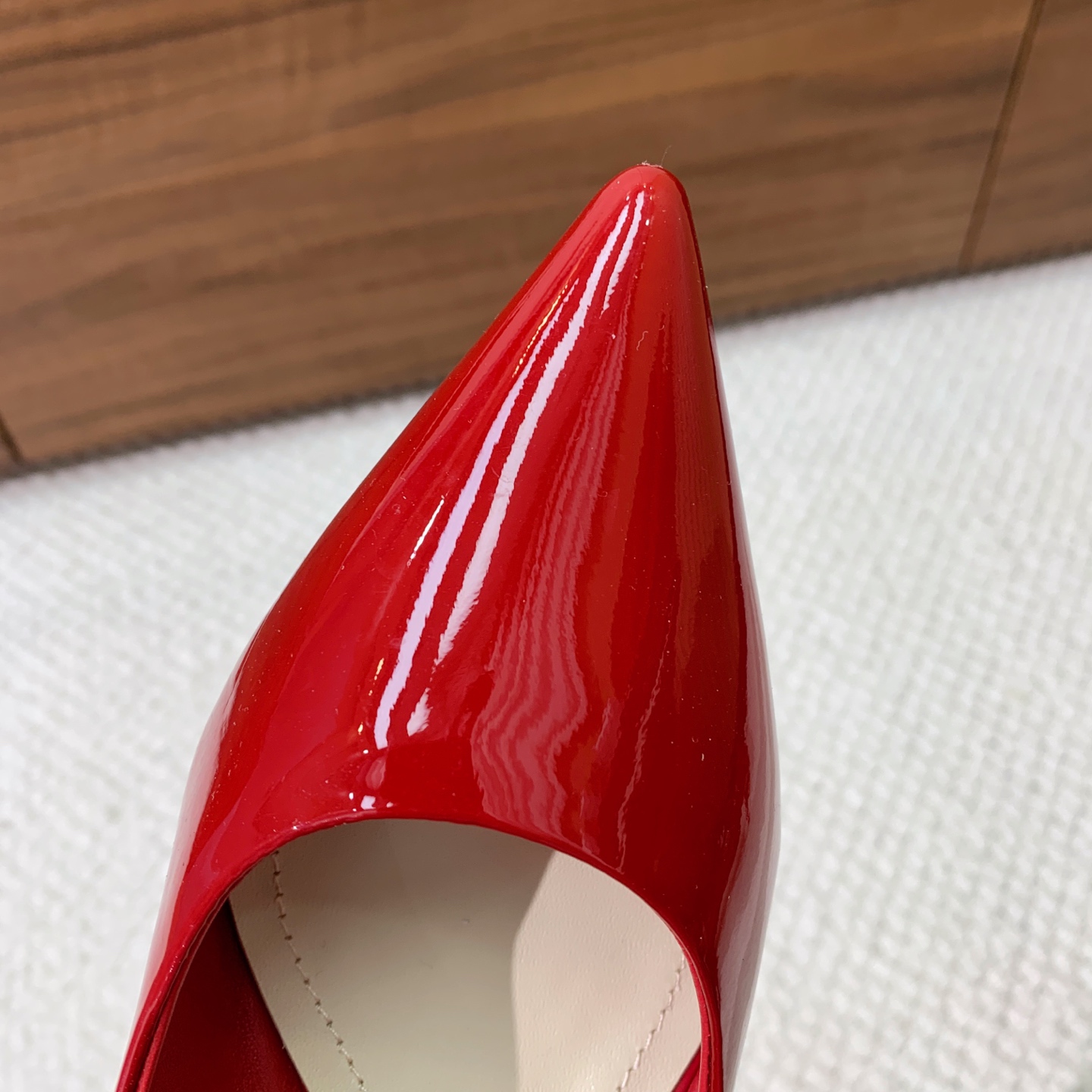 🔸D*or🔸经典单鞋。鞋面漆皮，羊皮内里及垫脚。真皮大底。有7cm和10.5cm2⃣️种选择。码数：34