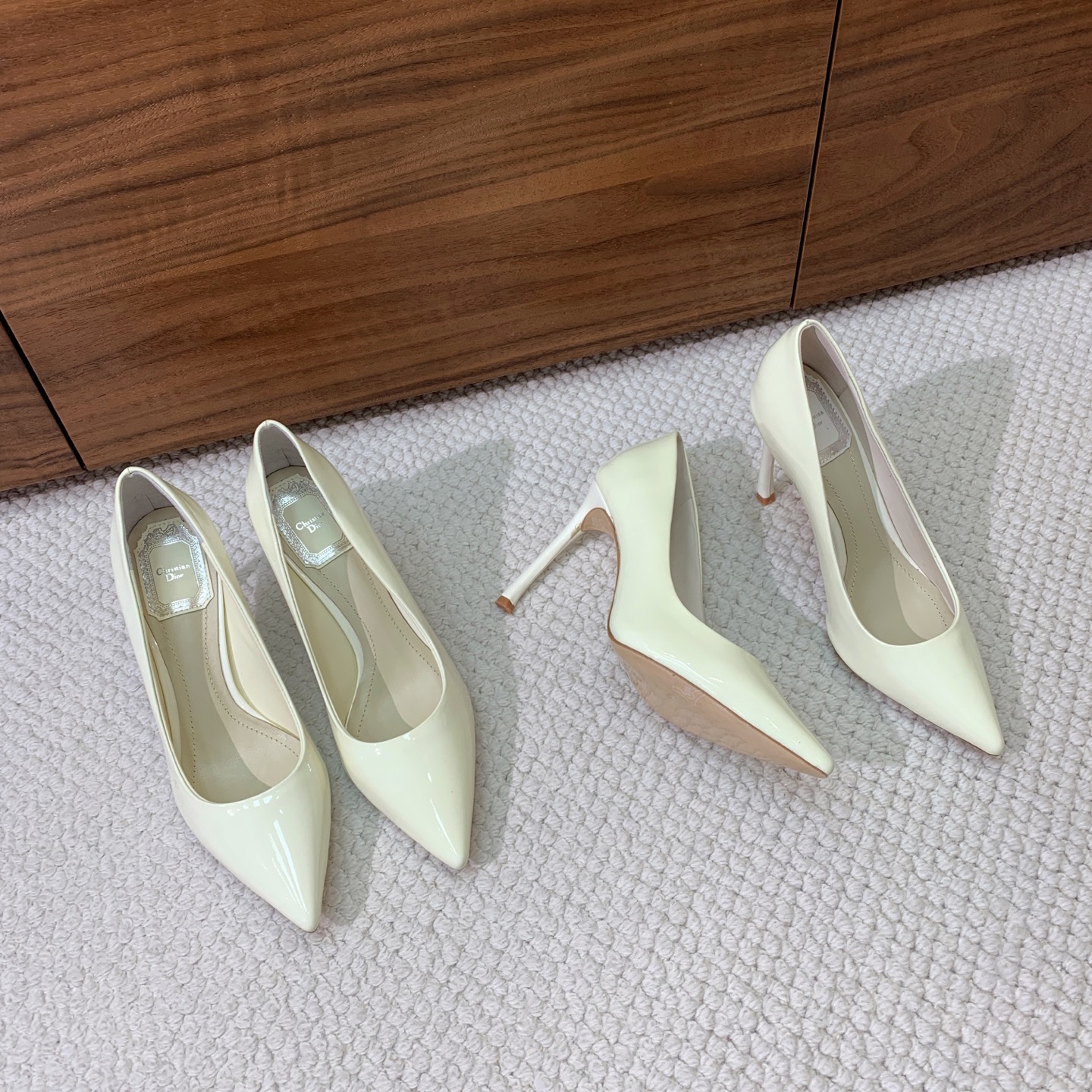 🔸D*or🔸经典单鞋。鞋面漆皮，羊皮内里及垫脚。真皮大底。有7cm和10.5cm2⃣️种选择。码数：34