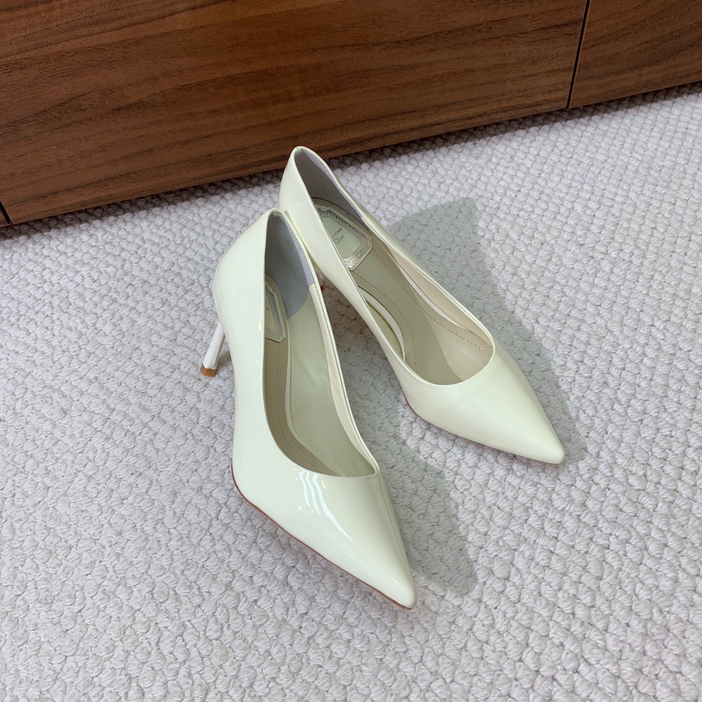 🔸D*or🔸经典单鞋。鞋面漆皮，羊皮内里及垫脚。真皮大底。有7cm和10.5cm2⃣️种选择。码数：34