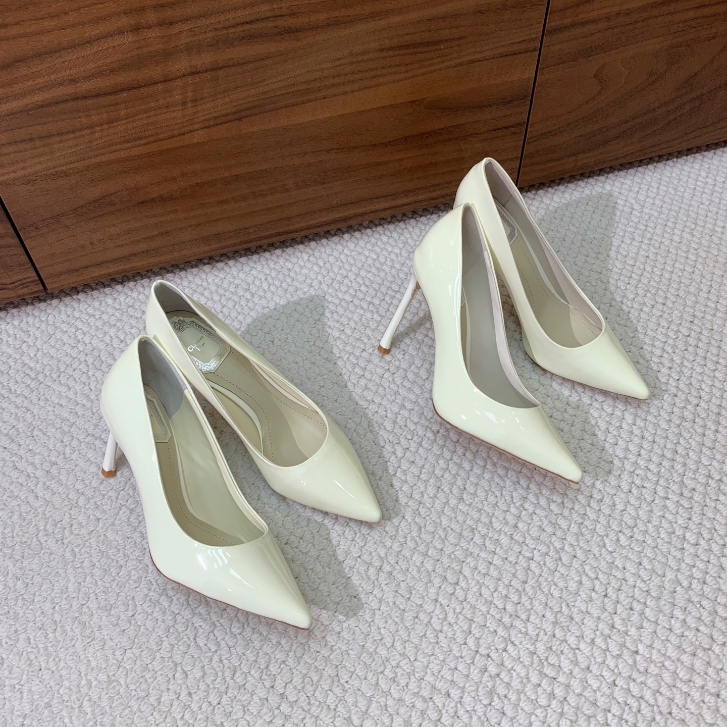 🔸D*or🔸经典单鞋。鞋面漆皮，羊皮内里及垫脚。真皮大底。有7cm和10.5cm2⃣️种选择。码数：34