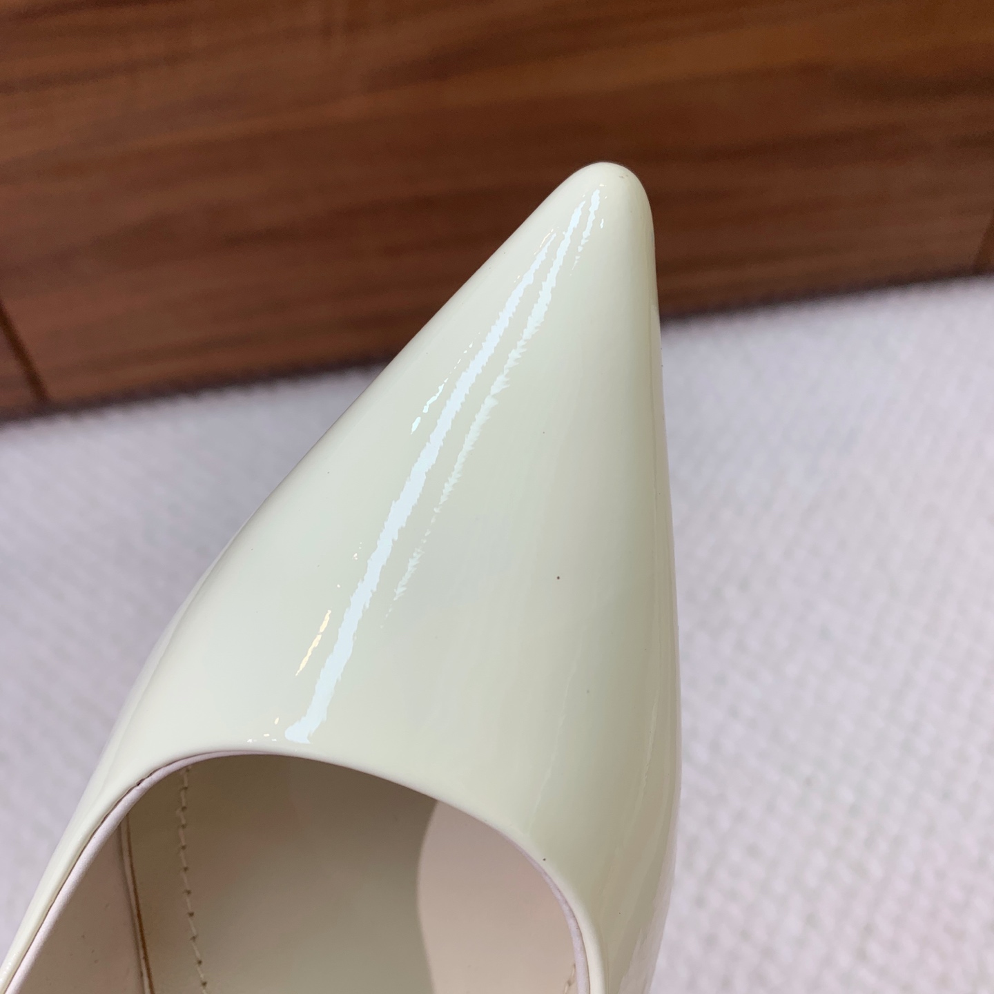 🔸D*or🔸经典单鞋。鞋面漆皮，羊皮内里及垫脚。真皮大底。有7cm和10.5cm2⃣️种选择。码数：34