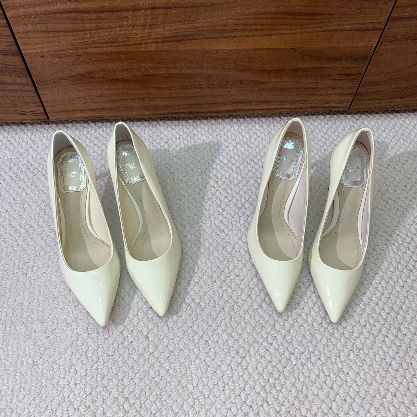 🔸D*or🔸经典单鞋。鞋面漆皮，羊皮内里及垫脚。真皮大底。有7cm和10.5cm2⃣️种选择。码数：34