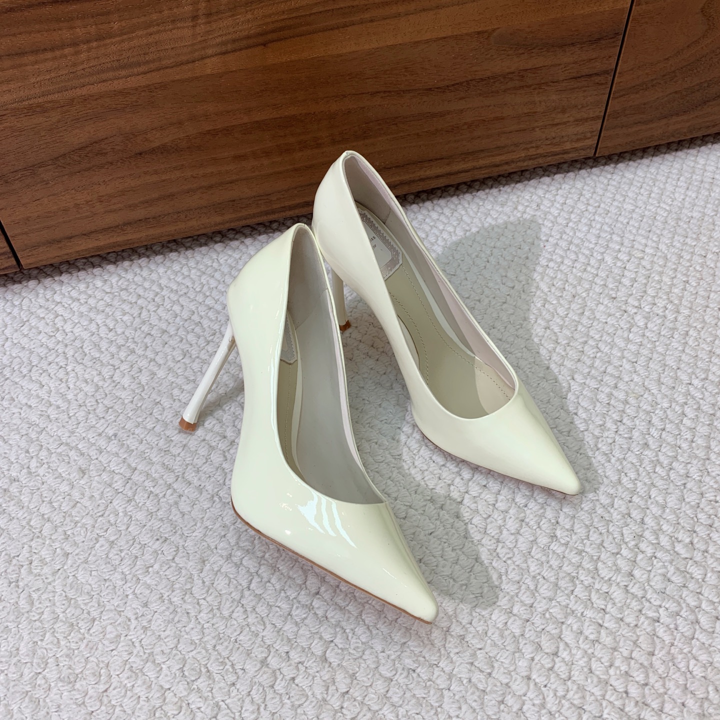 🔸D*or🔸经典单鞋。鞋面漆皮，羊皮内里及垫脚。真皮大底。有7cm和10.5cm2⃣️种选择。码数：34