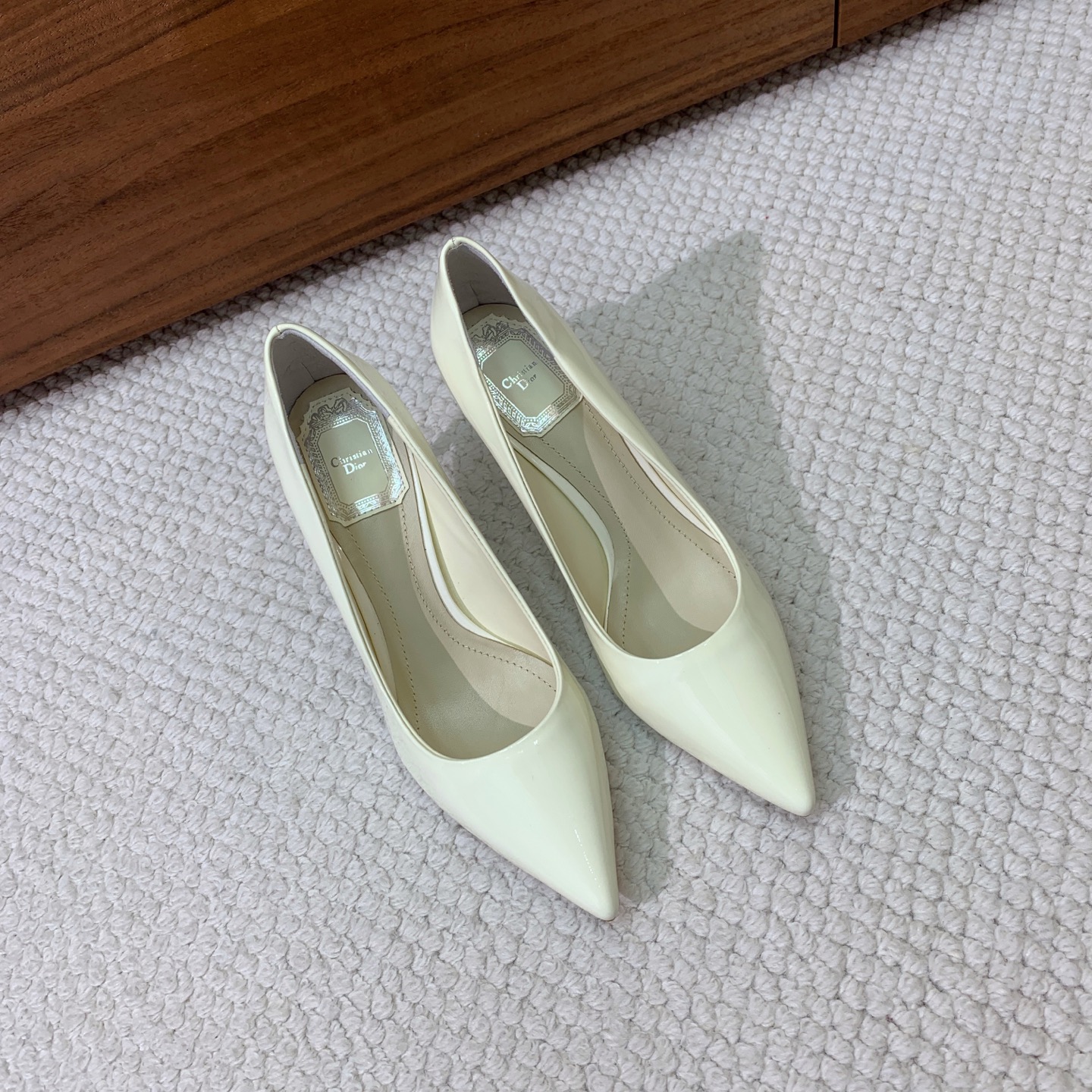 🔸D*or🔸经典单鞋。鞋面漆皮，羊皮内里及垫脚。真皮大底。有7cm和10.5cm2⃣️种选择。码数：34