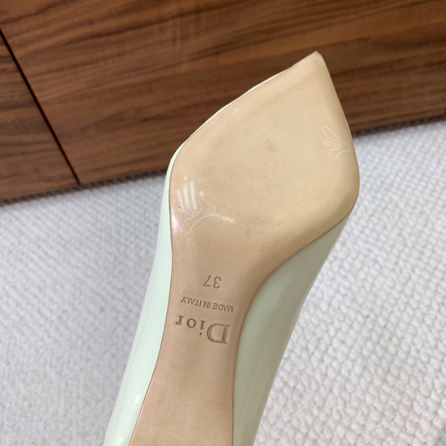 🔸D*or🔸经典单鞋。鞋面漆皮，羊皮内里及垫脚。真皮大底。有7cm和10.5cm2⃣️种选择。码数：34