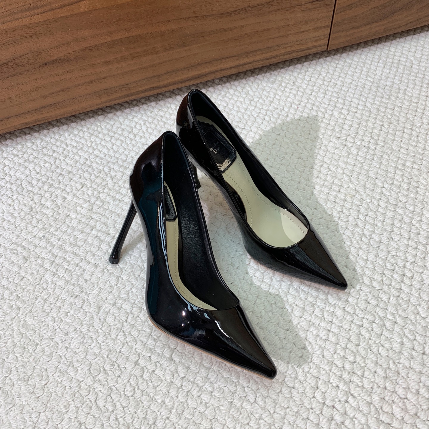 🔸D*or🔸经典单鞋。鞋面漆皮，羊皮内里及垫脚。真皮大底。有7cm和10.5cm2⃣️种选择。码数：34