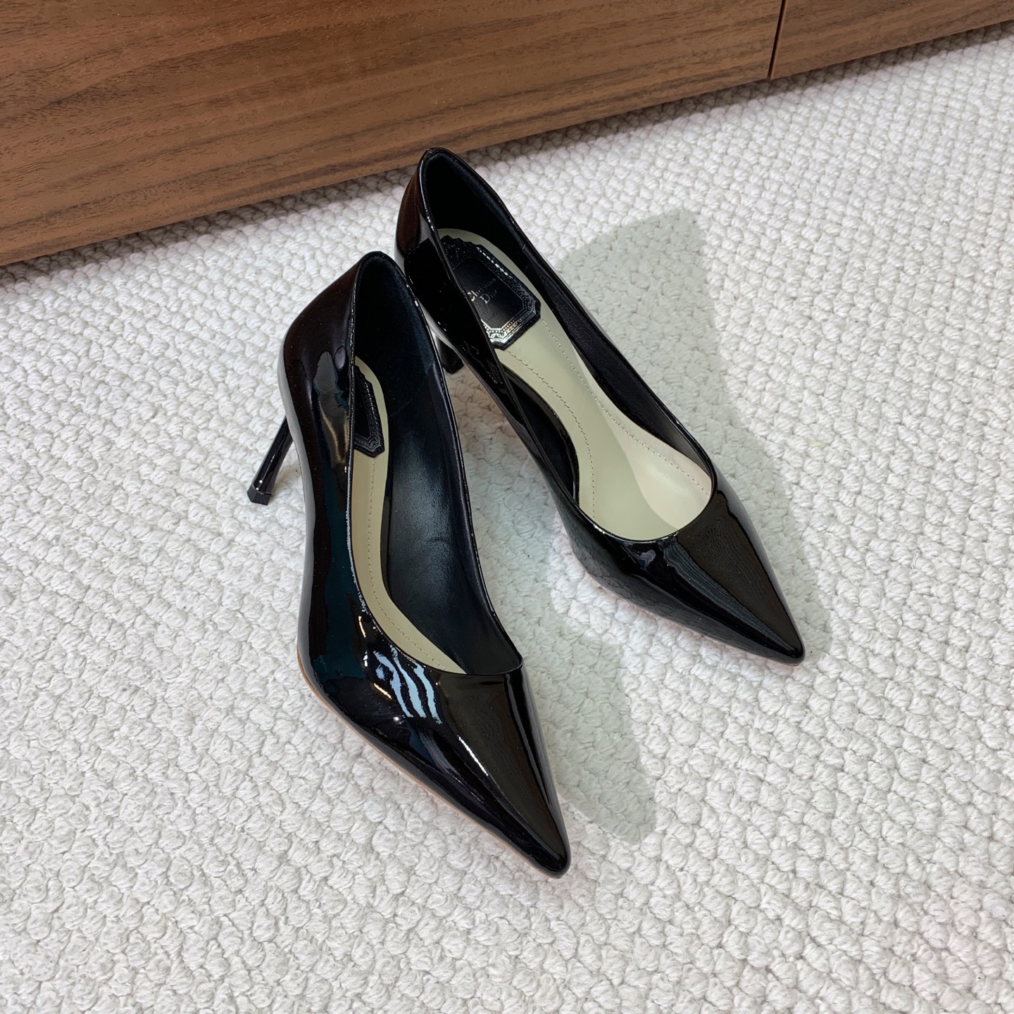 🔸D*or🔸经典单鞋。鞋面漆皮，羊皮内里及垫脚。真皮大底。有7cm和10.5cm2⃣️种选择。码数：34