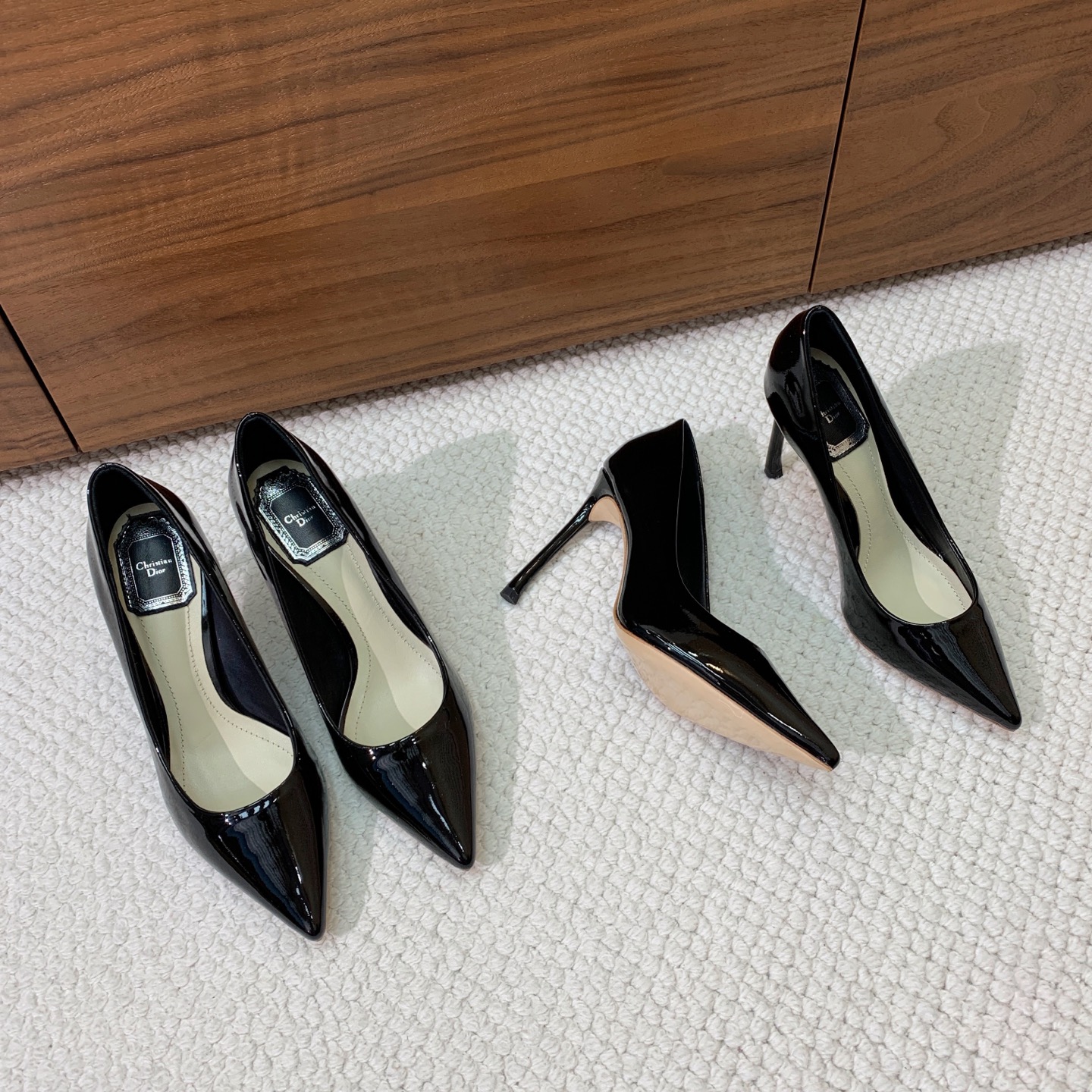 🔸D*or🔸经典单鞋。鞋面漆皮，羊皮内里及垫脚。真皮大底。有7cm和10.5cm2⃣️种选择。码数：34