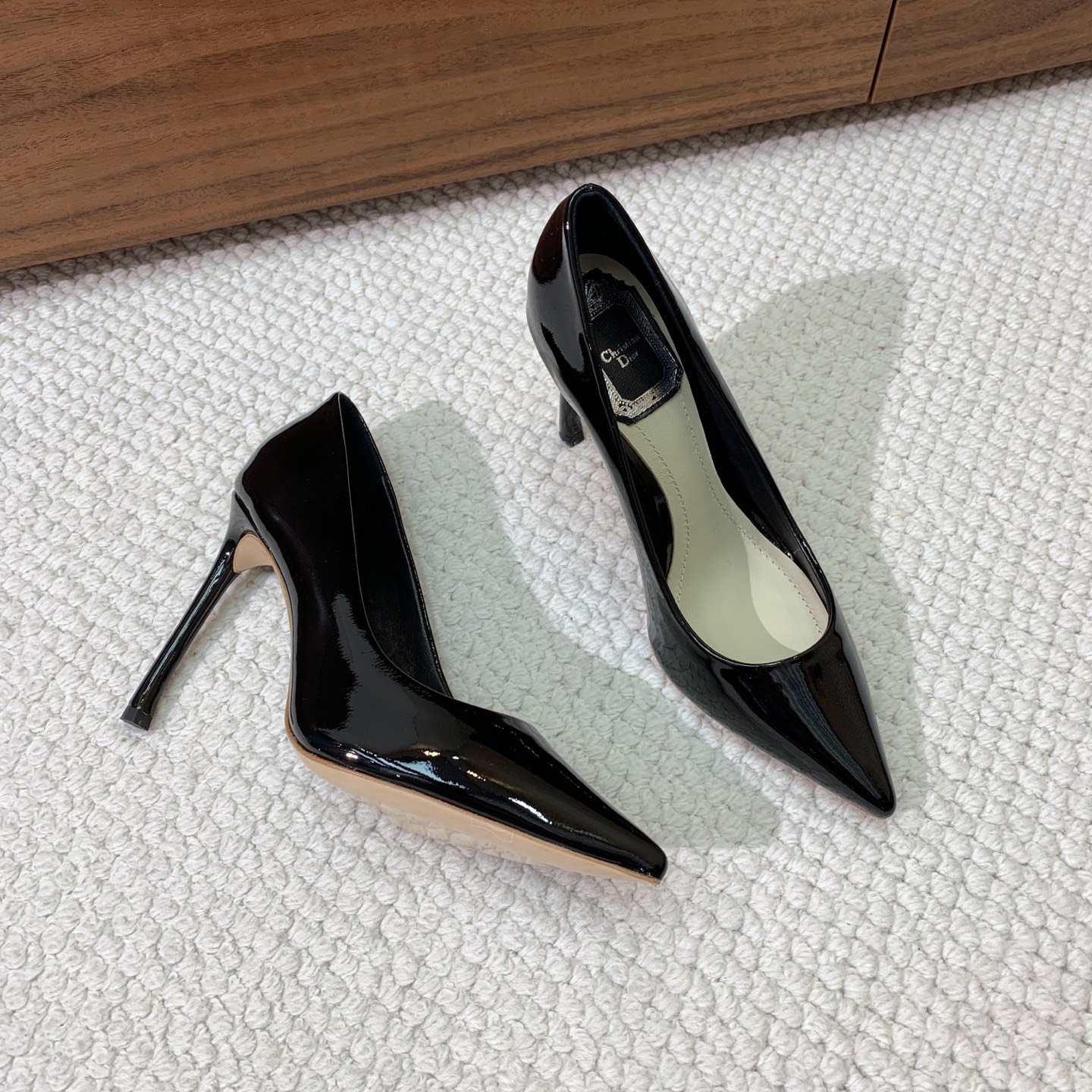 🔸D*or🔸经典单鞋。鞋面漆皮，羊皮内里及垫脚。真皮大底。有7cm和10.5cm2⃣️种选择。码数：34