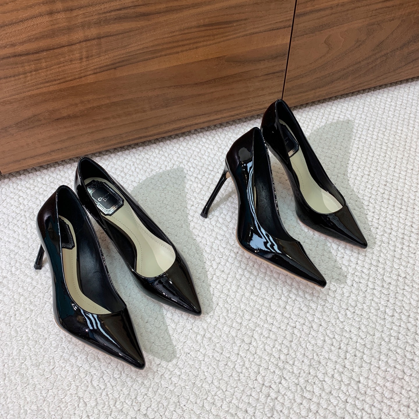 🔸D*or🔸经典单鞋。鞋面漆皮，羊皮内里及垫脚。真皮大底。有7cm和10.5cm2⃣️种选择。码数：34