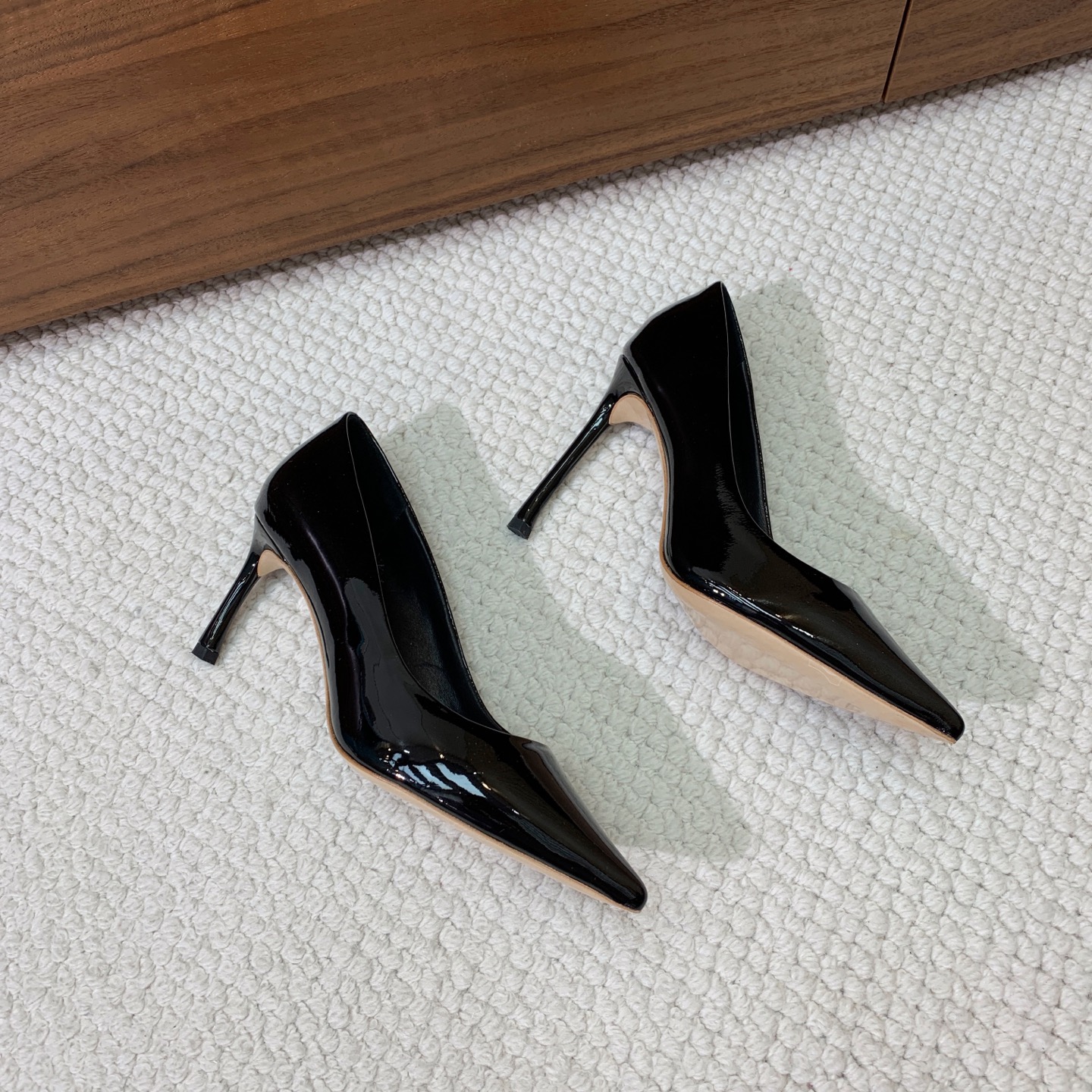 🔸D*or🔸经典单鞋。鞋面漆皮，羊皮内里及垫脚。真皮大底。有7cm和10.5cm2⃣️种选择。码数：34