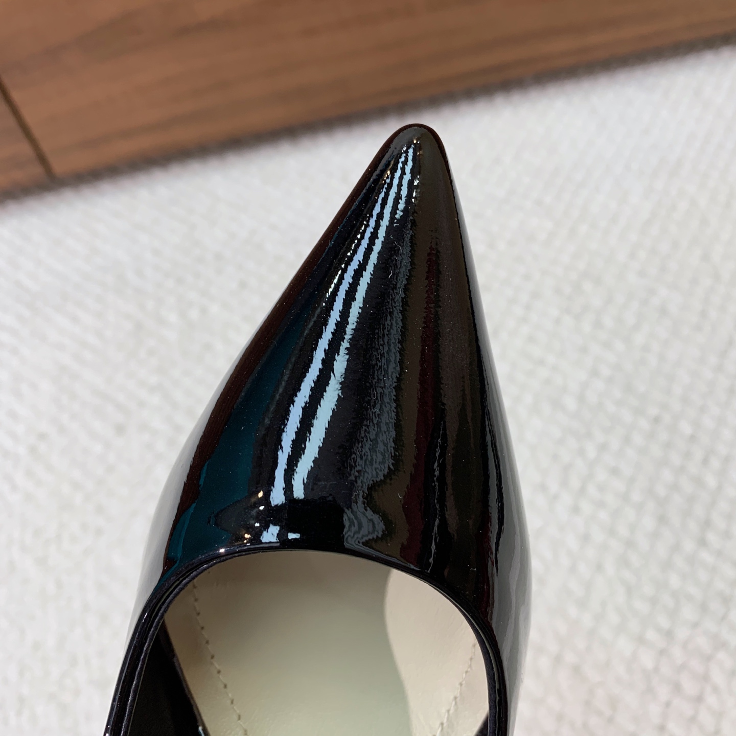 🔸D*or🔸经典单鞋。鞋面漆皮，羊皮内里及垫脚。真皮大底。有7cm和10.5cm2⃣️种选择。码数：34