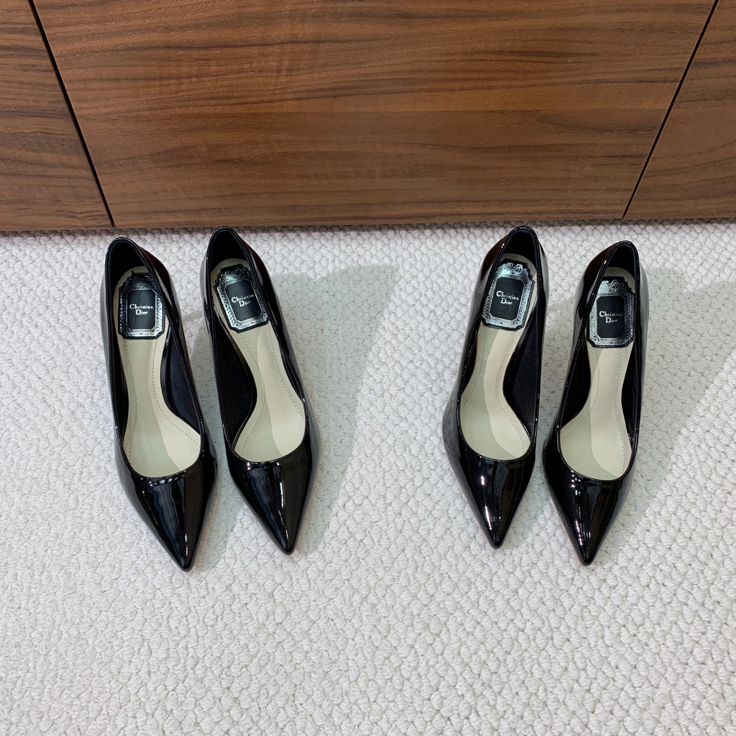 🔸D*or🔸经典单鞋。鞋面漆皮，羊皮内里及垫脚。真皮大底。有7cm和10.5cm2⃣️种选择。码数：34