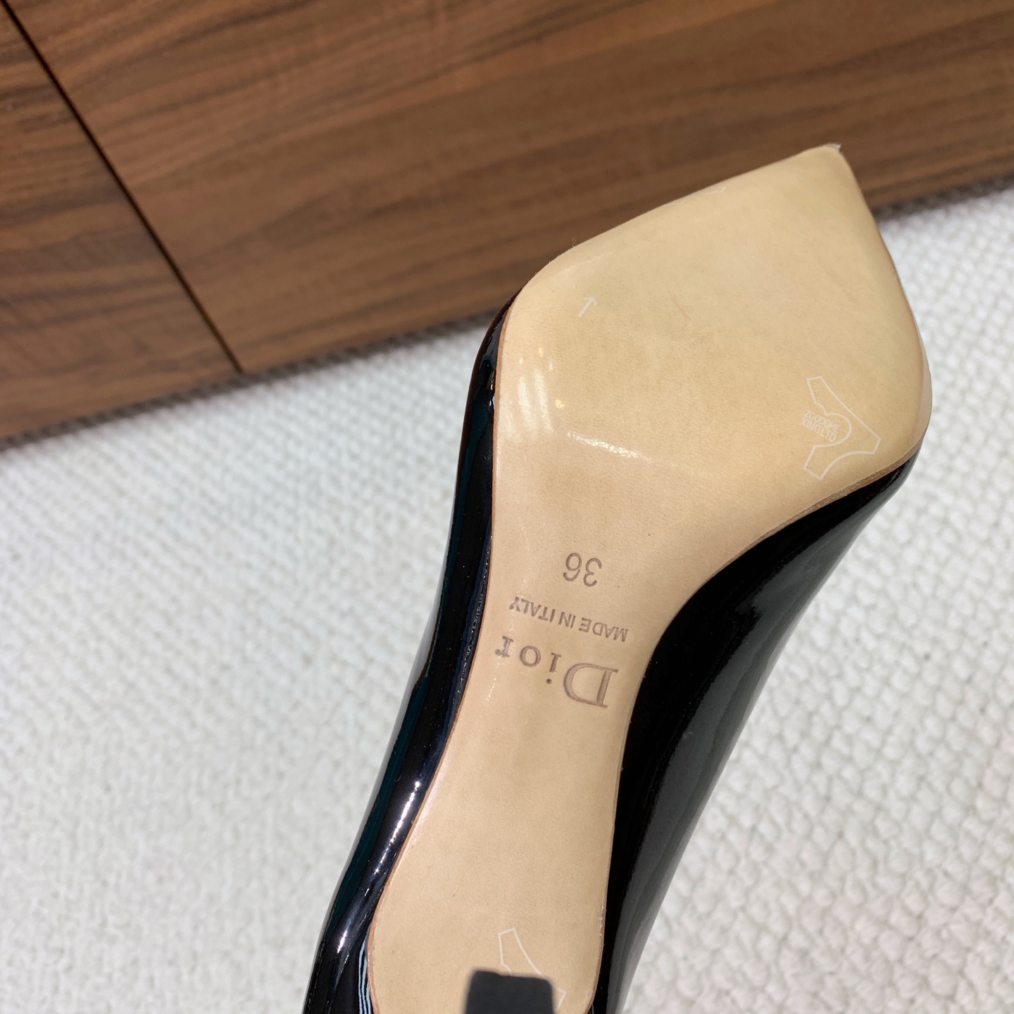 🔸D*or🔸经典单鞋。鞋面漆皮，羊皮内里及垫脚。真皮大底。有7cm和10.5cm2⃣️种选择。码数：34