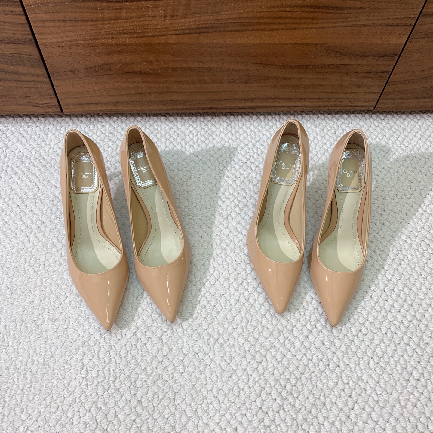 🔸D*or🔸经典单鞋。鞋面漆皮，羊皮内里及垫脚。真皮大底。有7cm和10.5cm2⃣️种选择。码数：34