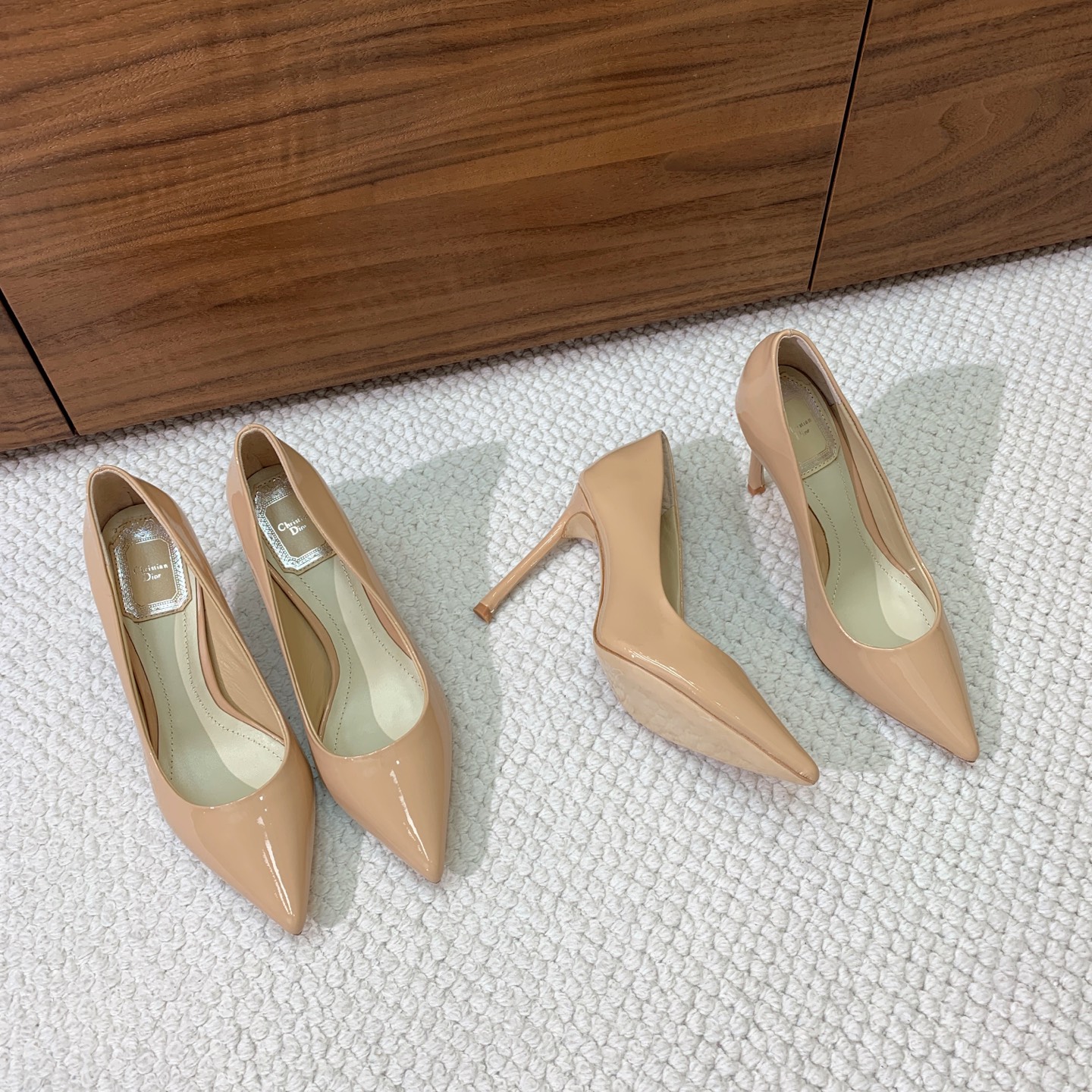 🔸D*or🔸经典单鞋。鞋面漆皮，羊皮内里及垫脚。真皮大底。有7cm和10.5cm2⃣️种选择。码数：34