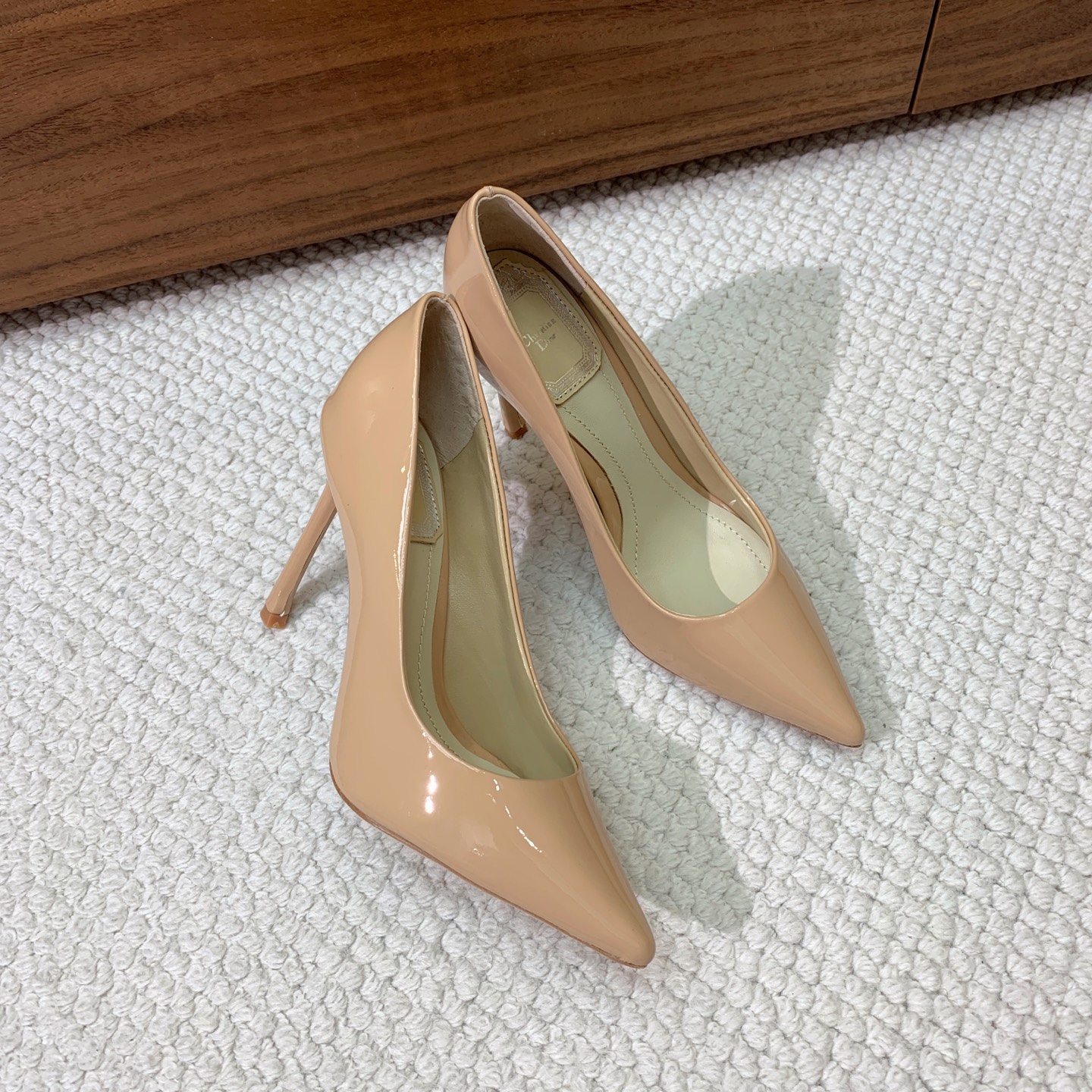 🔸D*or🔸经典单鞋。鞋面漆皮，羊皮内里及垫脚。真皮大底。有7cm和10.5cm2⃣️种选择。码数：34