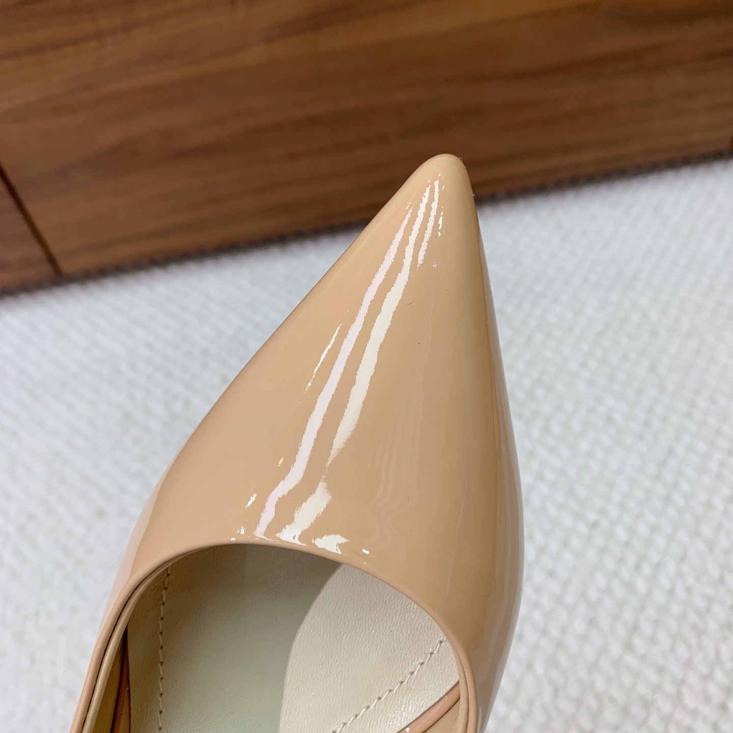 🔸D*or🔸经典单鞋。鞋面漆皮，羊皮内里及垫脚。真皮大底。有7cm和10.5cm2⃣️种选择。码数：34