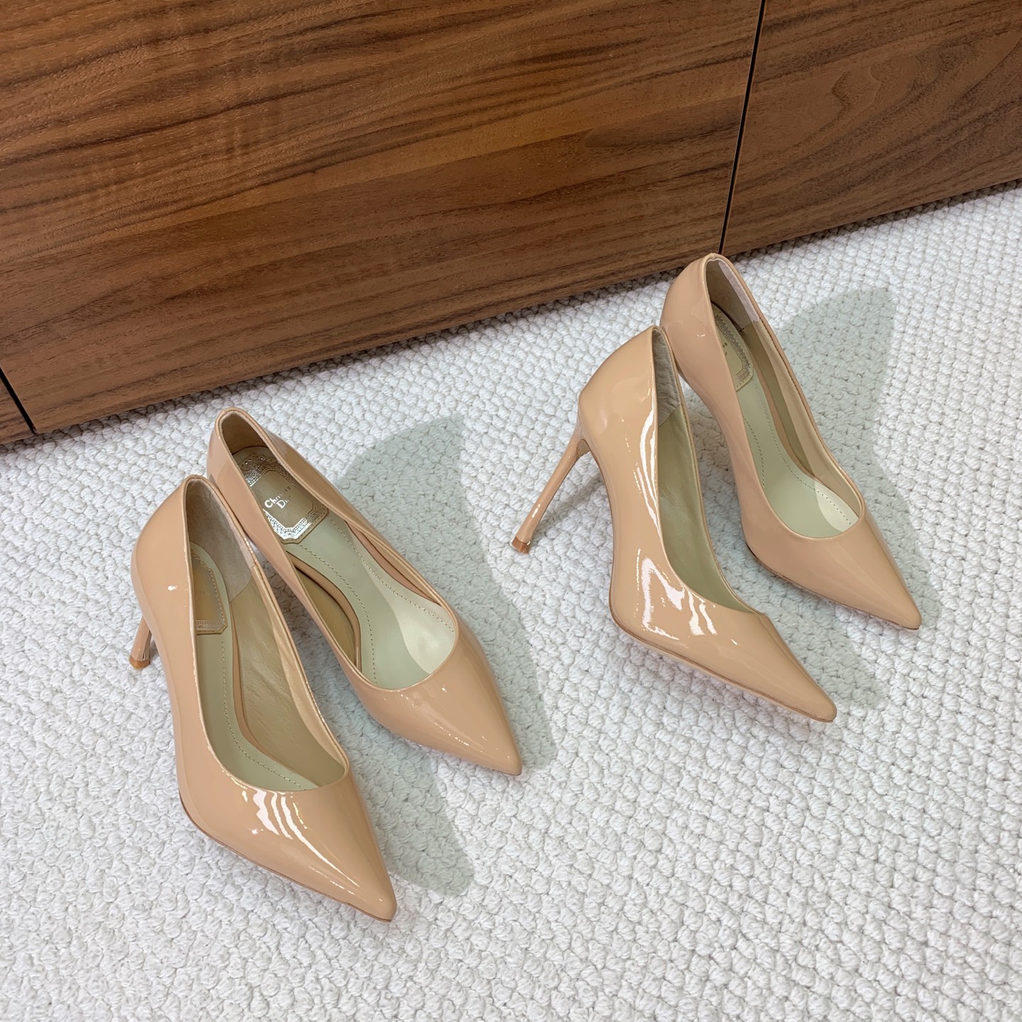 🔸D*or🔸经典单鞋。鞋面漆皮，羊皮内里及垫脚。真皮大底。有7cm和10.5cm2⃣️种选择。码数：34