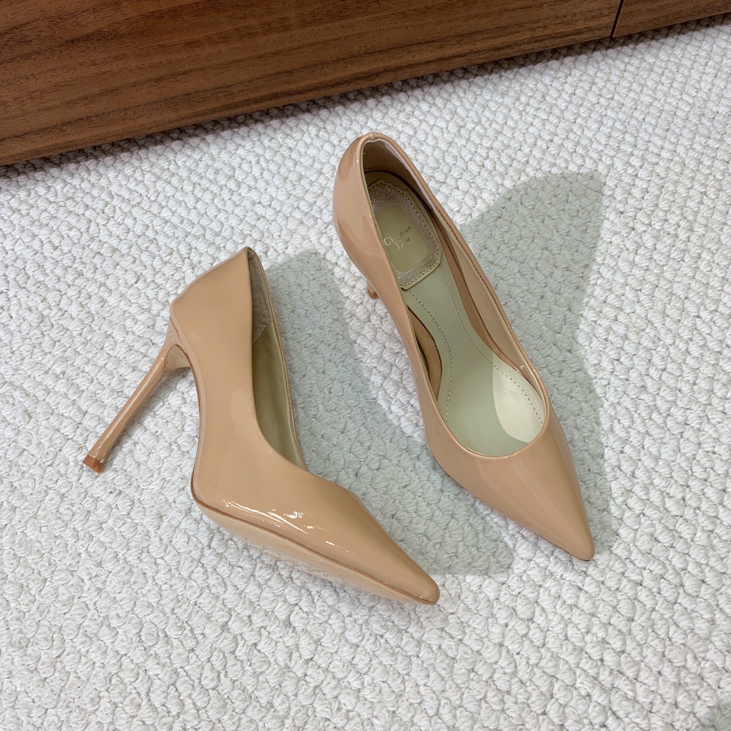 🔸D*or🔸经典单鞋。鞋面漆皮，羊皮内里及垫脚。真皮大底。有7cm和10.5cm2⃣️种选择。码数：34