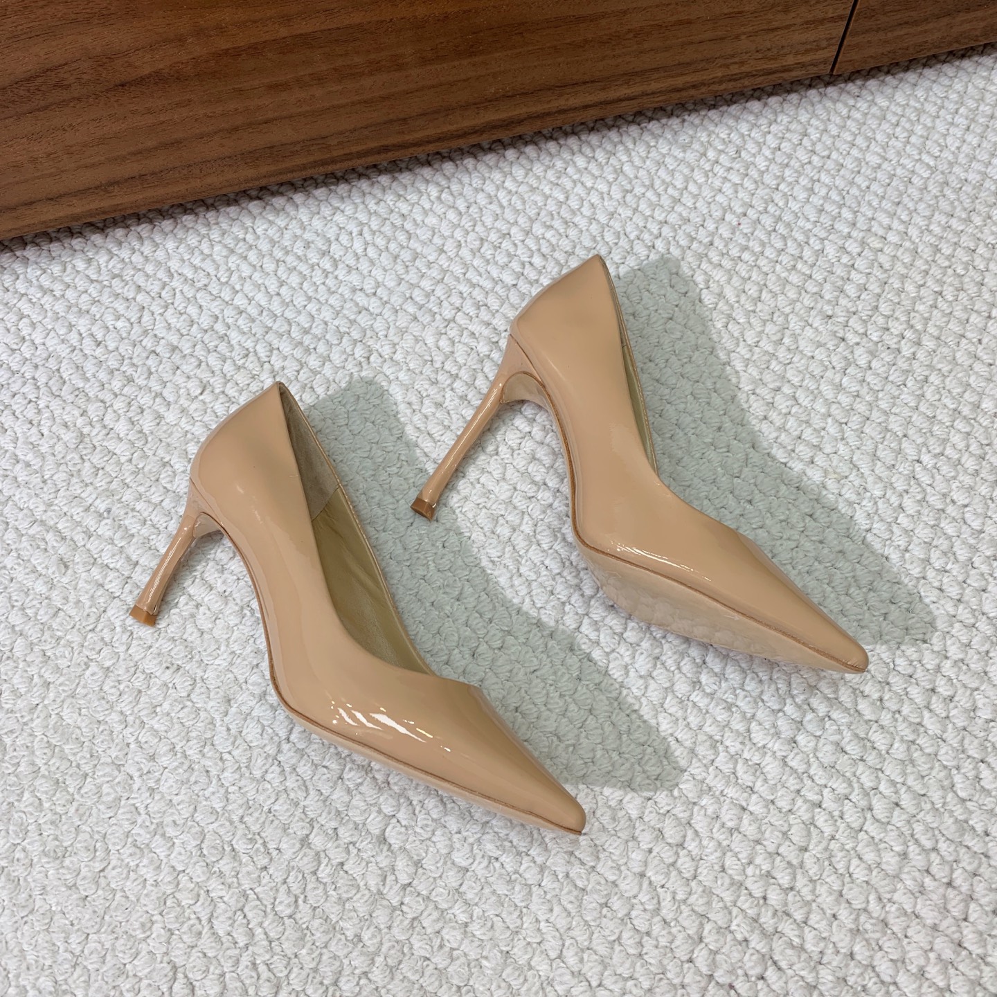 🔸D*or🔸经典单鞋。鞋面漆皮，羊皮内里及垫脚。真皮大底。有7cm和10.5cm2⃣️种选择。码数：34