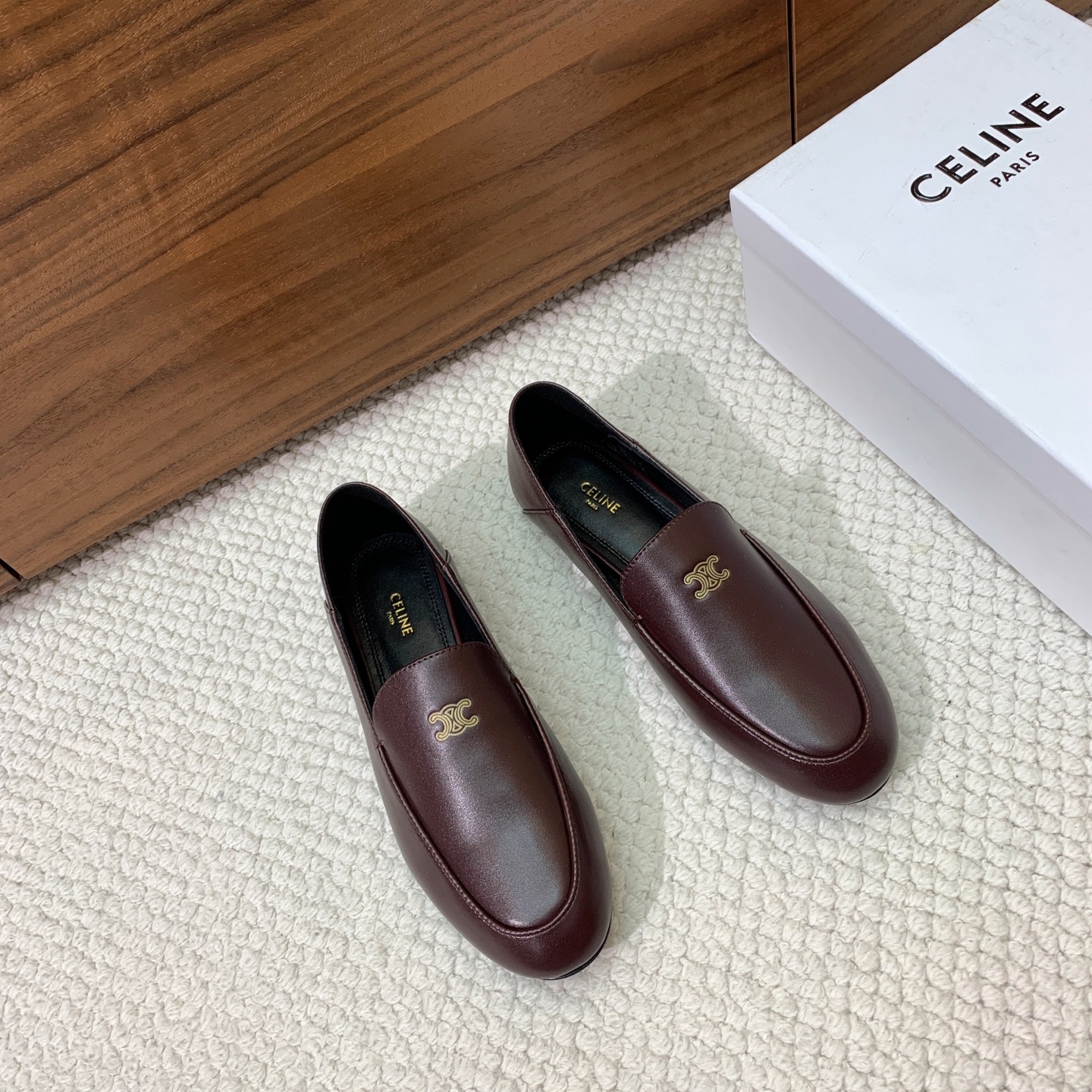 🔸CELI*E🔸凯旋门可踩跟两穿乐福鞋。经典的平底乐福鞋版型，鞋头为圆润的椭圆型，鞋身线条简约流畅，无多