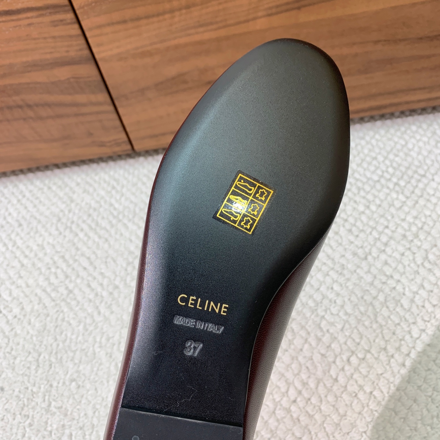 🔸CELI*E🔸凯旋门可踩跟两穿乐福鞋。经典的平底乐福鞋版型，鞋头为圆润的椭圆型，鞋身线条简约流畅，无多