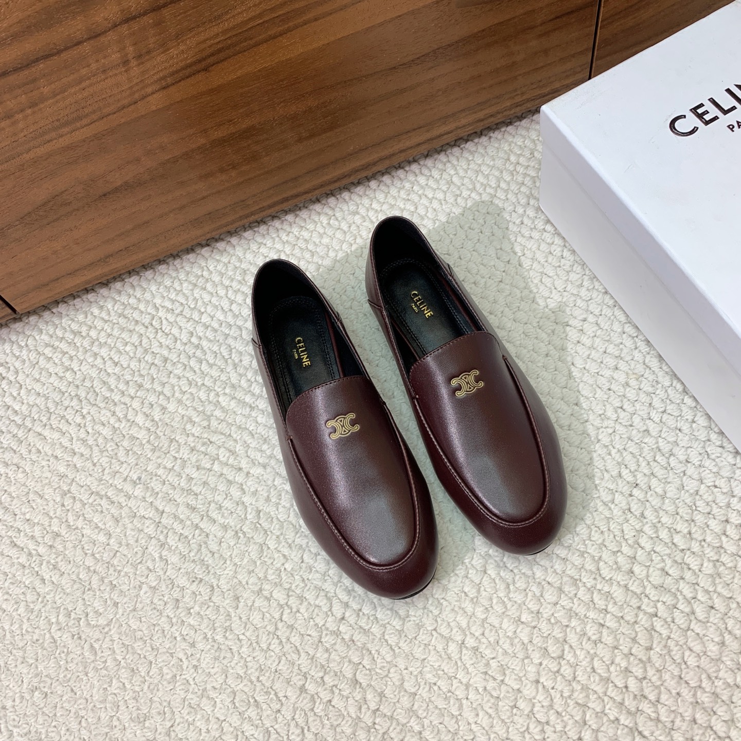 🔸CELI*E🔸凯旋门可踩跟两穿乐福鞋。经典的平底乐福鞋版型，鞋头为圆润的椭圆型，鞋身线条简约流畅，无多