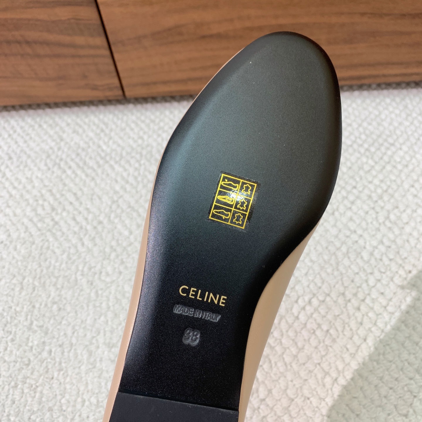 🔸CELI*E🔸凯旋门可踩跟两穿乐福鞋。经典的平底乐福鞋版型，鞋头为圆润的椭圆型，鞋身线条简约流畅，无多