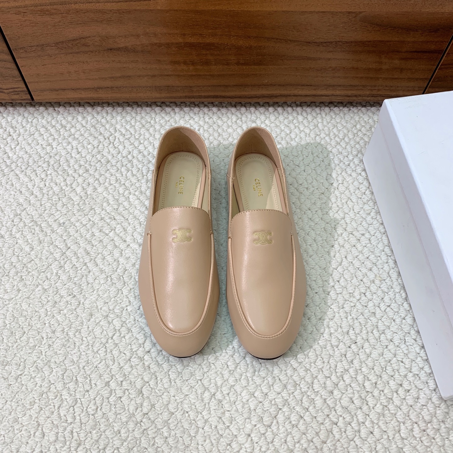 🔸CELI*E🔸凯旋门可踩跟两穿乐福鞋。经典的平底乐福鞋版型，鞋头为圆润的椭圆型，鞋身线条简约流畅，无多