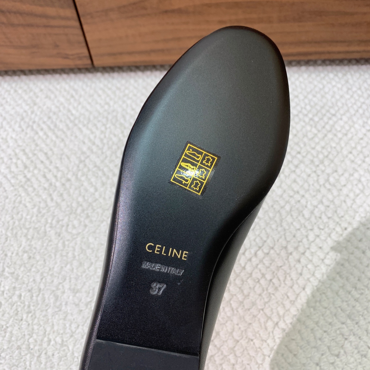🔸CELI*E🔸凯旋门可踩跟两穿乐福鞋。经典的平底乐福鞋版型，鞋头为圆润的椭圆型，鞋身线条简约流畅，无多