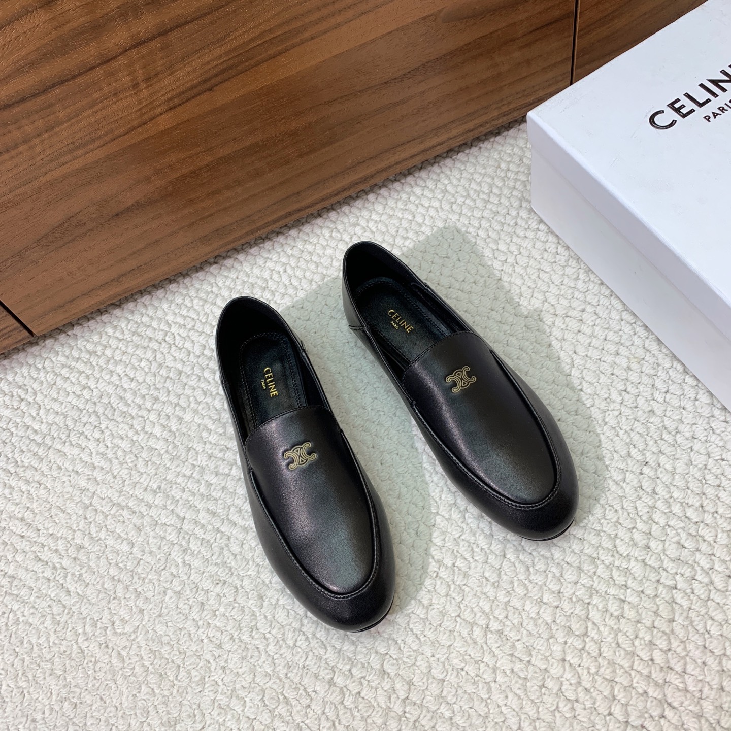 🔸CELI*E🔸凯旋门可踩跟两穿乐福鞋。经典的平底乐福鞋版型，鞋头为圆润的椭圆型，鞋身线条简约流畅，无多