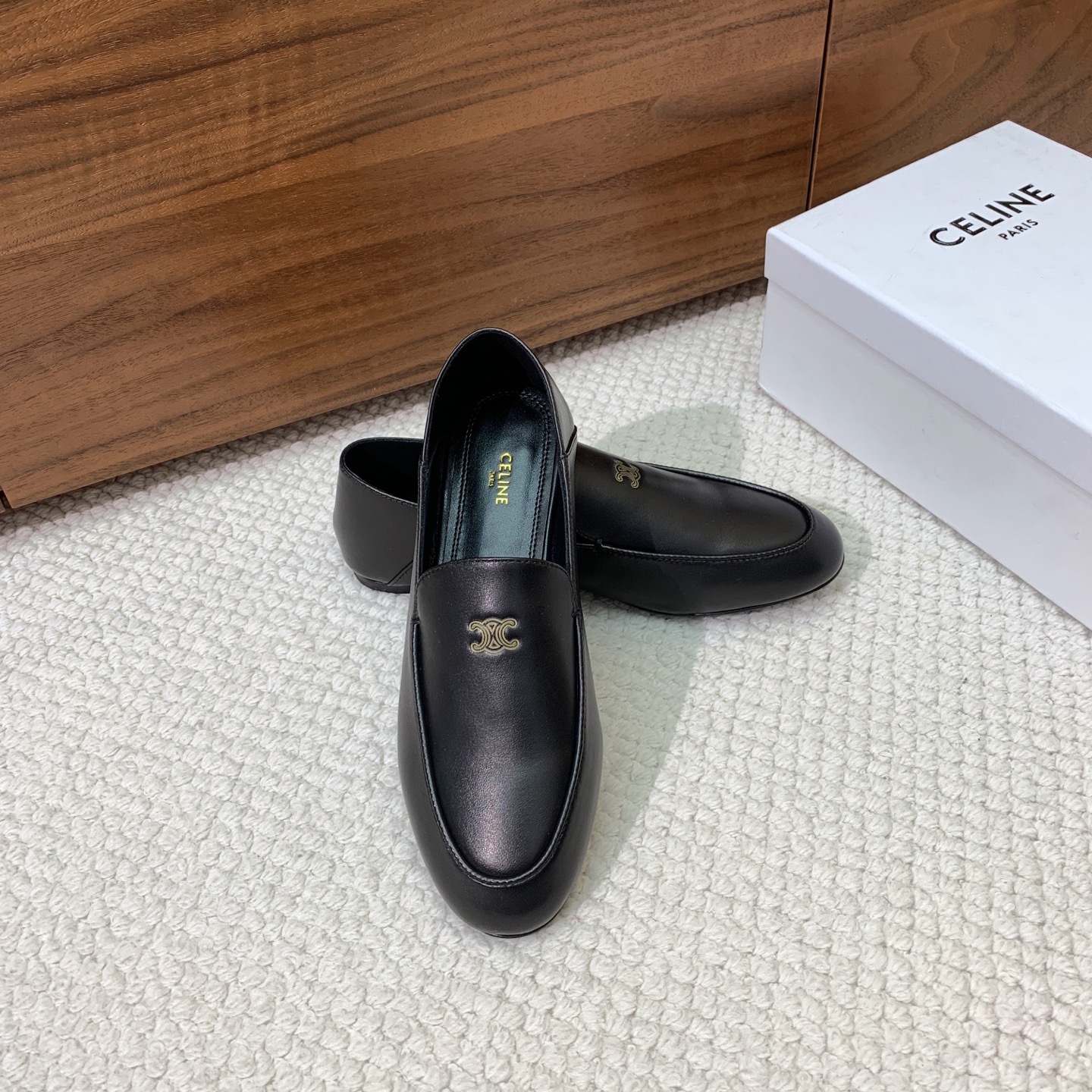 🔸CELI*E🔸凯旋门可踩跟两穿乐福鞋。经典的平底乐福鞋版型，鞋头为圆润的椭圆型，鞋身线条简约流畅，无多