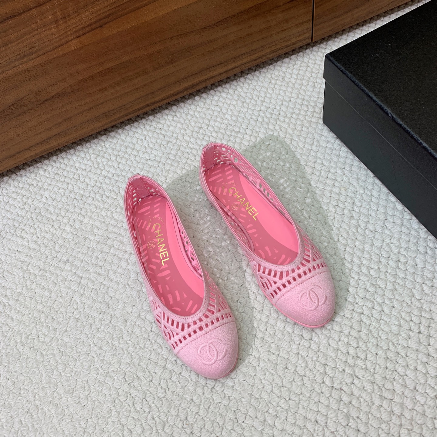 🔸Chan*l🔸编织芭蕾舞镂空单鞋。编织镂空的设计，满满夏日的味道。已经能想象夏天穿着衬衫裙子搭配它有多