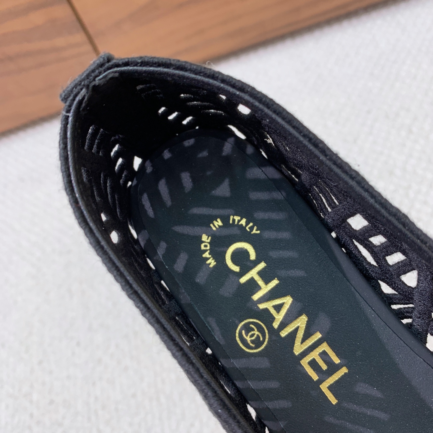 🔸Chan*l🔸编织芭蕾舞镂空单鞋。编织镂空的设计，满满夏日的味道。已经能想象夏天穿着衬衫裙子搭配它有多