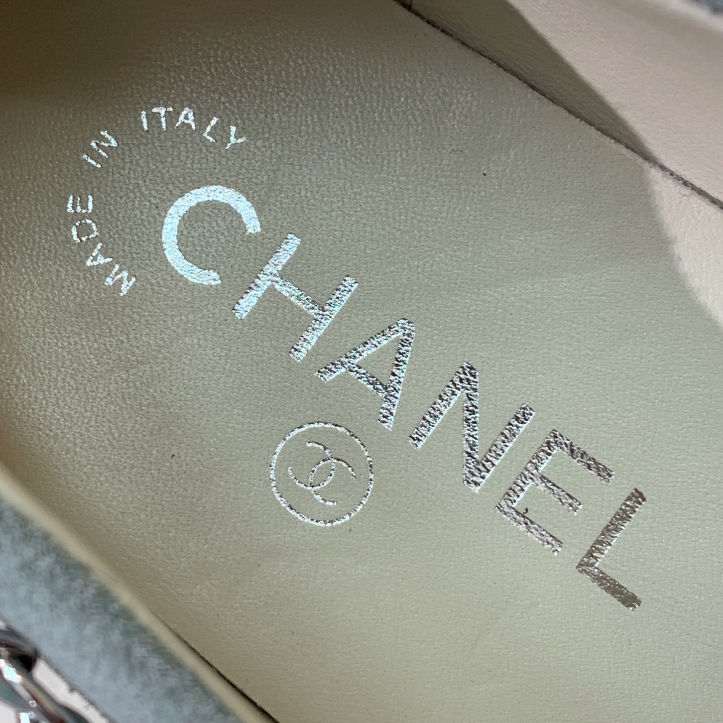 🔸Chan*l🔸拼色乐福鞋。超多明星时尚博主种草。妙选用皮穿链条个性别致 一眼就爱上 麂皮➕拼色 日常又