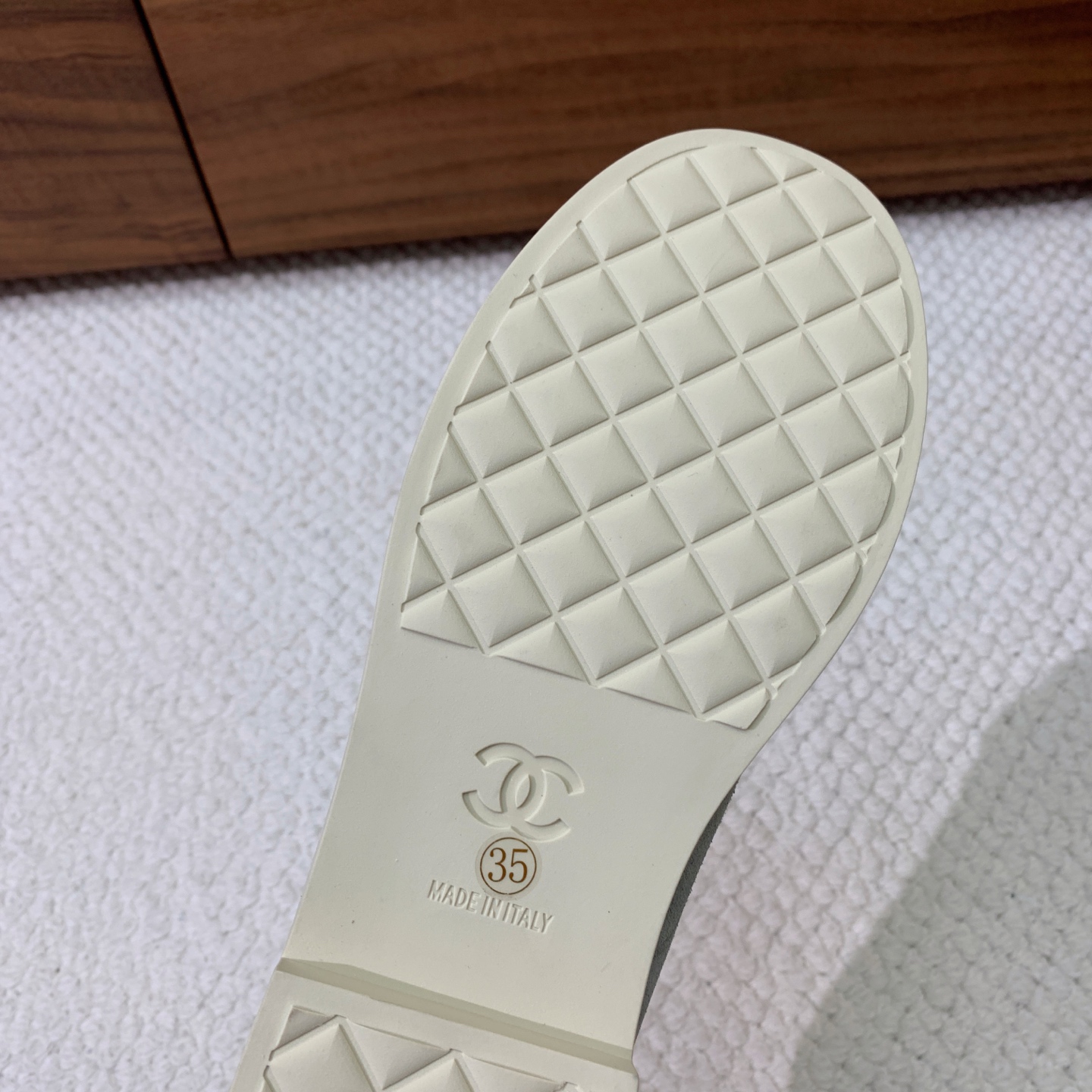 🔸Chan*l🔸拼色乐福鞋。超多明星时尚博主种草。妙选用皮穿链条个性别致 一眼就爱上 麂皮➕拼色 日常又