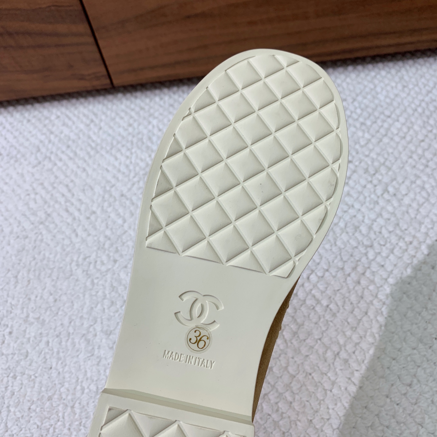 🔸Chan*l🔸拼色乐福鞋。超多明星时尚博主种草。妙选用皮穿链条个性别致 一眼就爱上 麂皮➕拼色 日常又