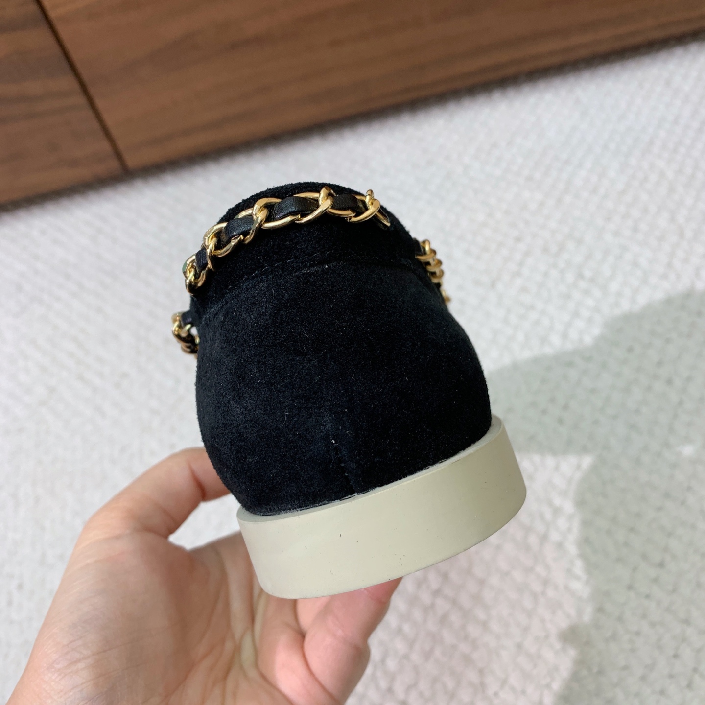 🔸Chan*l🔸拼色乐福鞋。超多明星时尚博主种草。妙选用皮穿链条个性别致 一眼就爱上 麂皮➕拼色 日常又