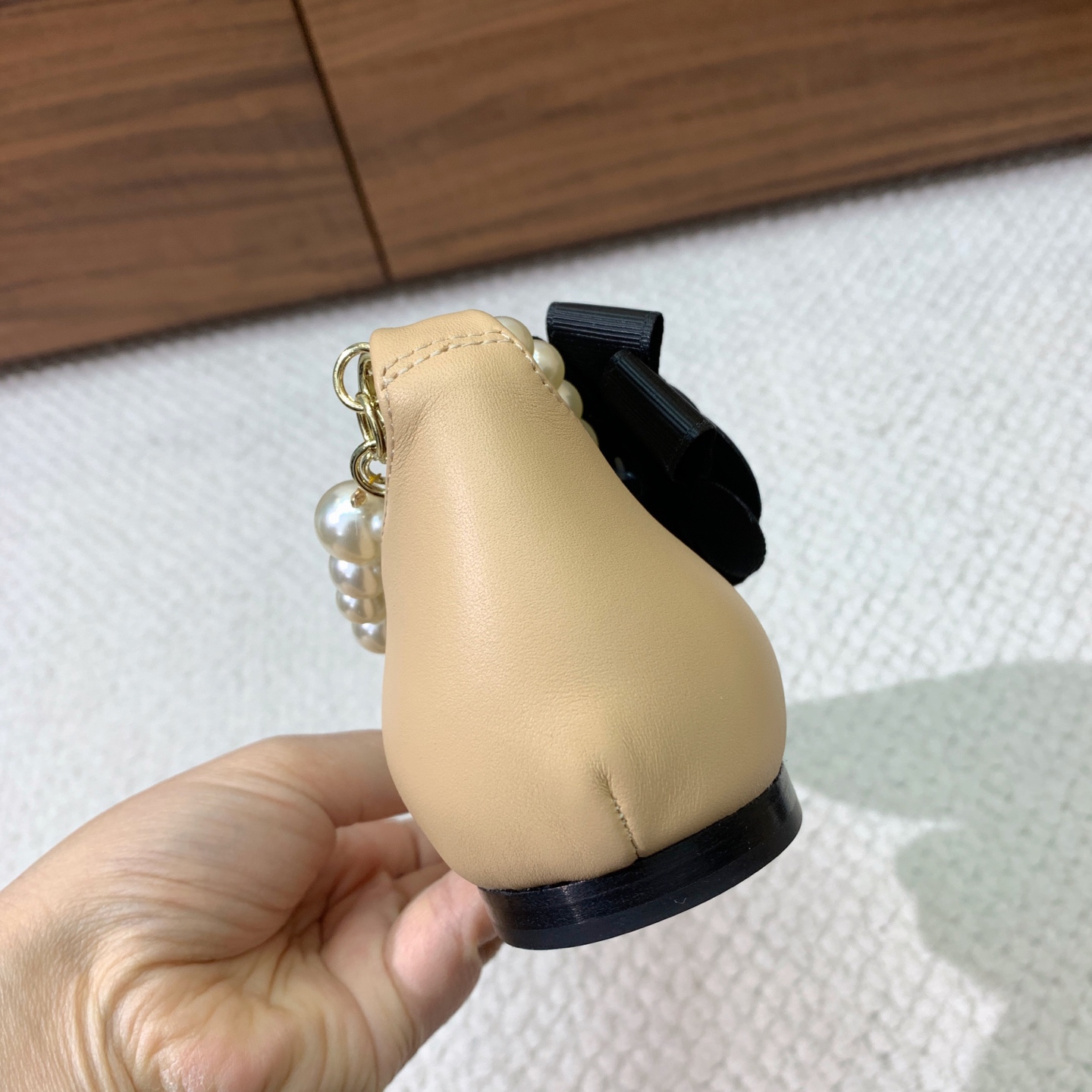 🔸Chan*l🔸脚环大珍珠双C山茶花尖头拼色平底中空单鞋。拼色设计碰撞出鲜活灵感，中空版型让肌肤与微风自