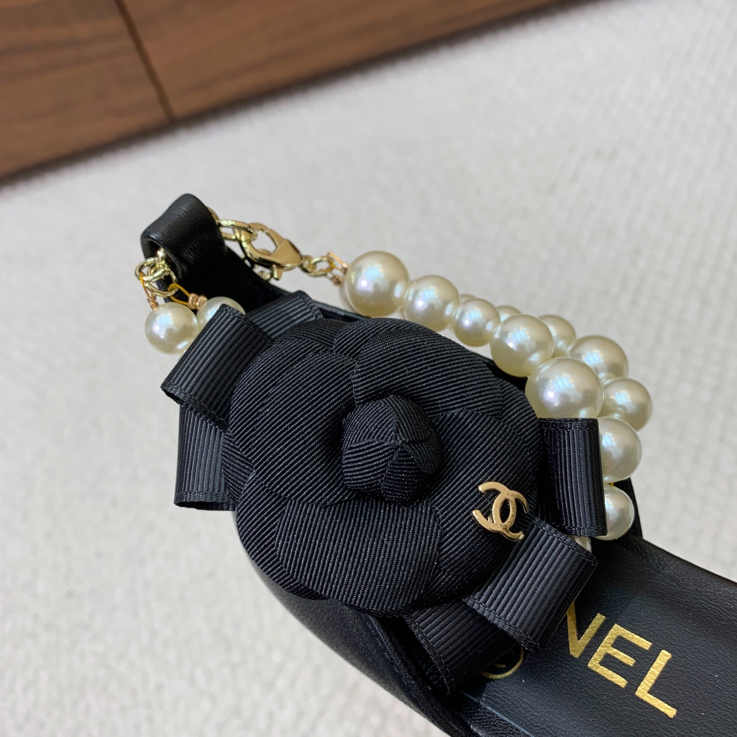 🔸Chan*l🔸脚环大珍珠双C山茶花尖头拼色平底中空单鞋。拼色设计碰撞出鲜活灵感，中空版型让肌肤与微风自