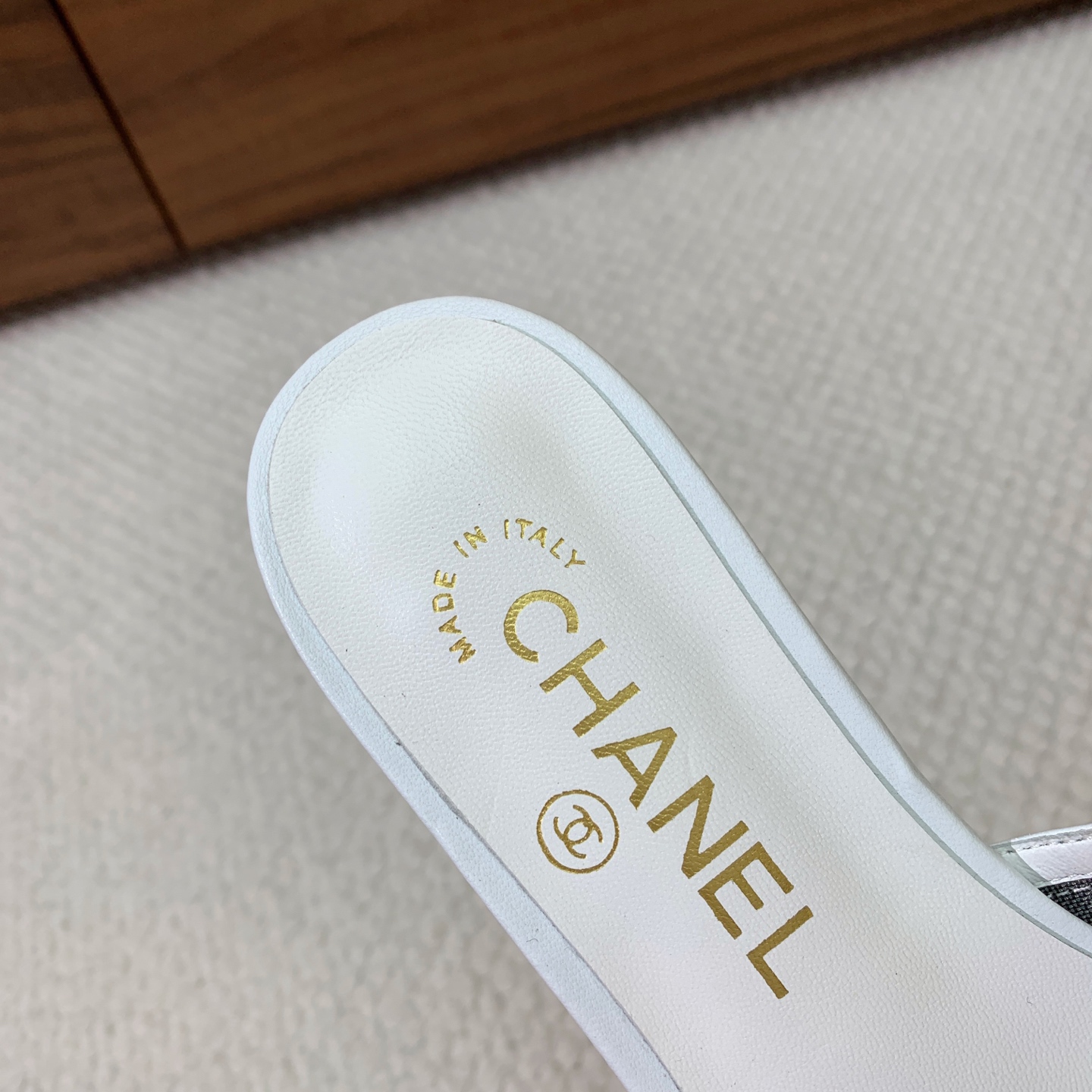 🔸Chan*l🔸蝴蝶结网纱拖鞋。网纱透气+经典拼色，高级感直接拉满，羊皮垫脚，定制真皮大底。码数：35-