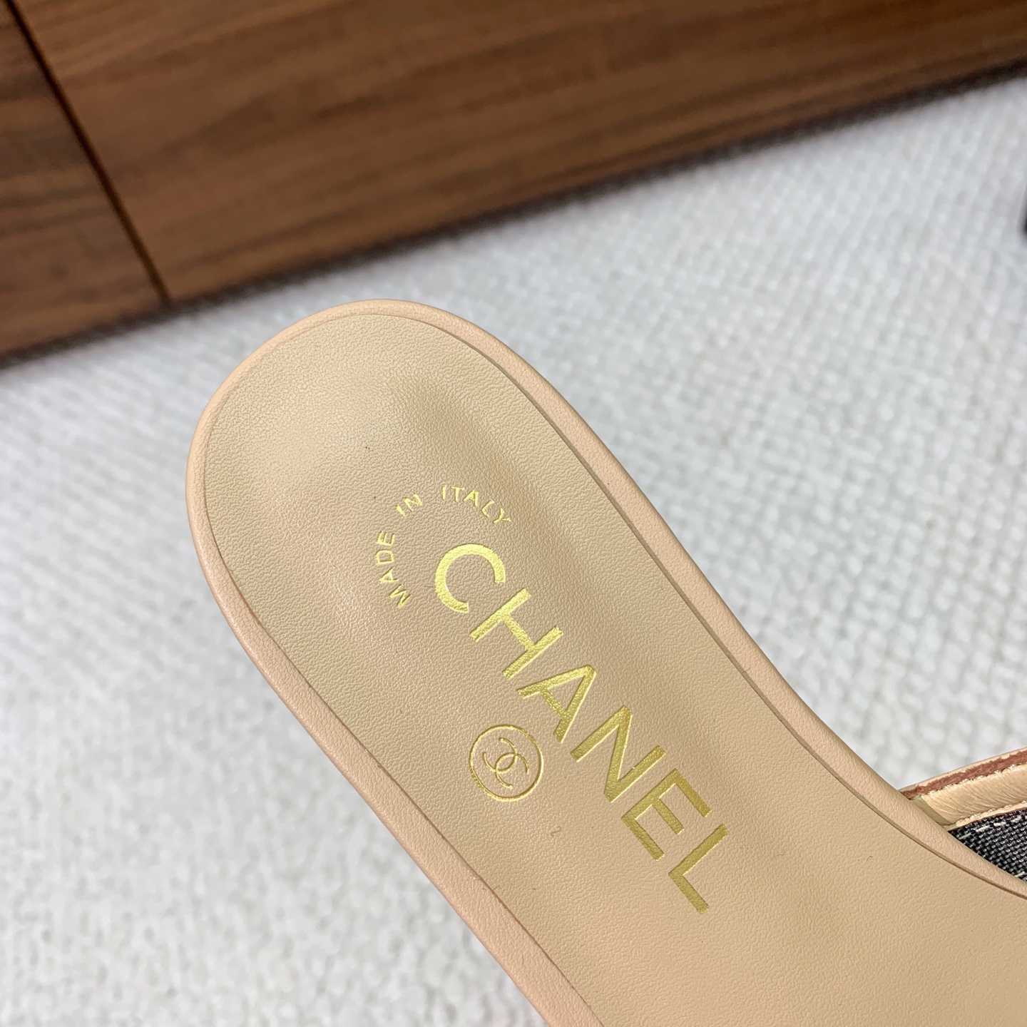 🔸Chan*l🔸蝴蝶结网纱拖鞋。网纱透气+经典拼色，高级感直接拉满，羊皮垫脚，定制真皮大底。码数：35-