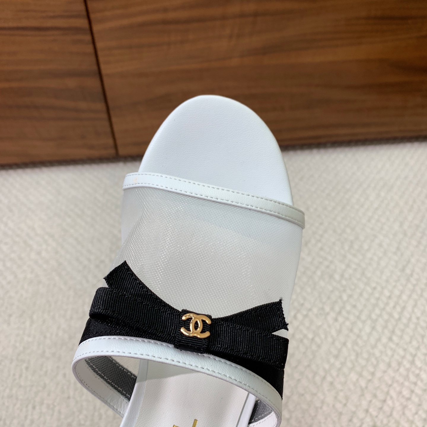 🔸Chan*l🔸蝴蝶结网纱拖鞋。网纱透气+经典拼色，高级感直接拉满，羊皮垫脚，定制真皮大底。跟高5.5c
