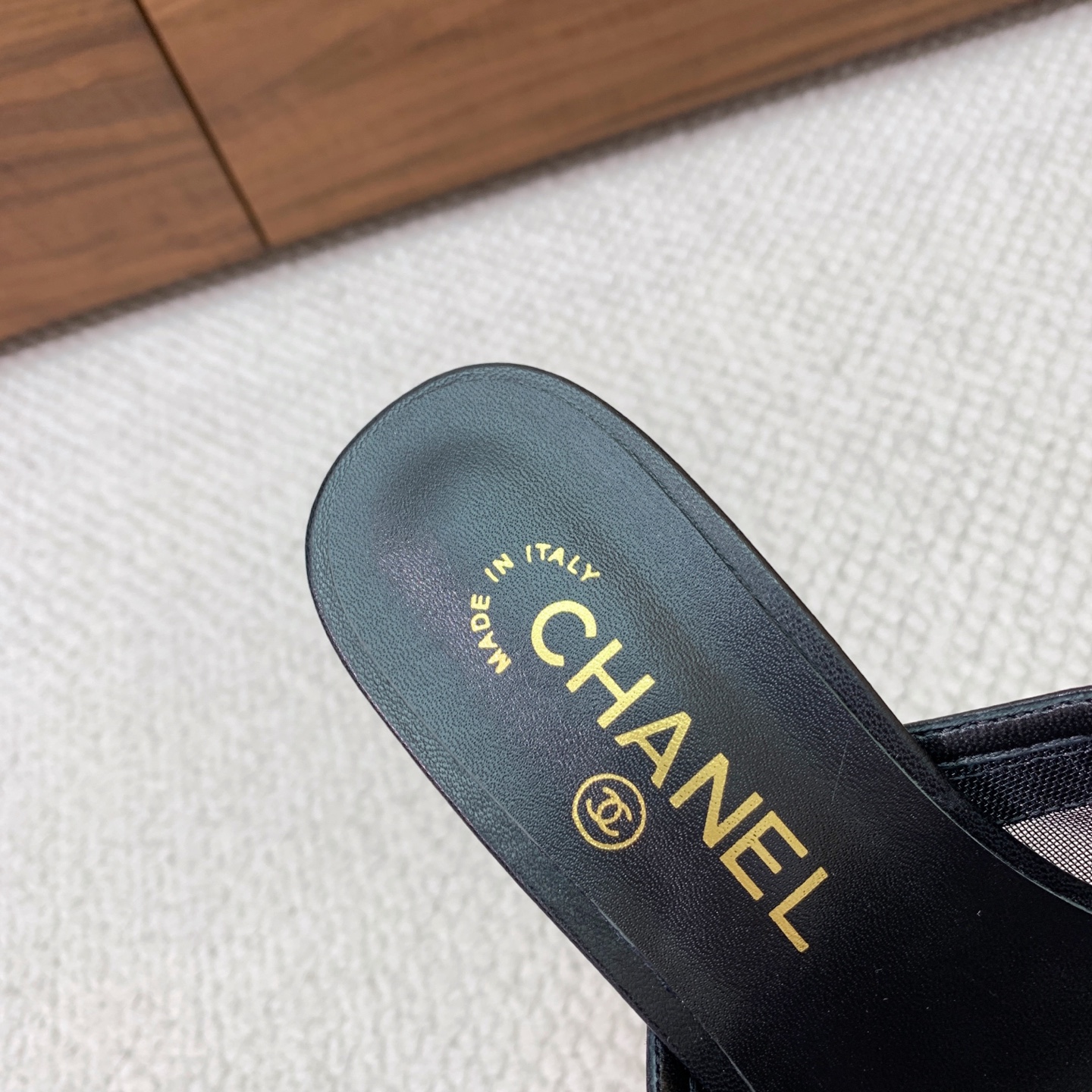 🔸Chan*l🔸蝴蝶结网纱拖鞋。网纱透气+经典拼色，高级感直接拉满，羊皮垫脚，定制真皮大底。跟高5.5c