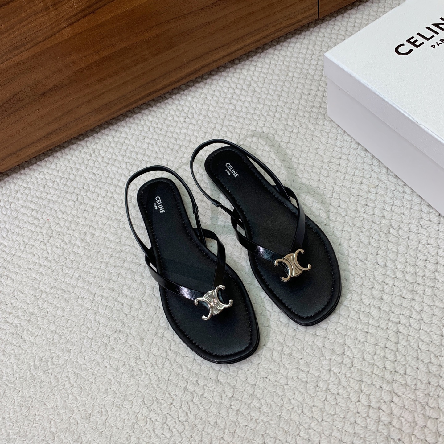 🔸CELI*E🔸平底凉鞋。简约大气，上脚舒适。羊皮垫脚。原版真皮大底。码数：35-40（40订做不退换）