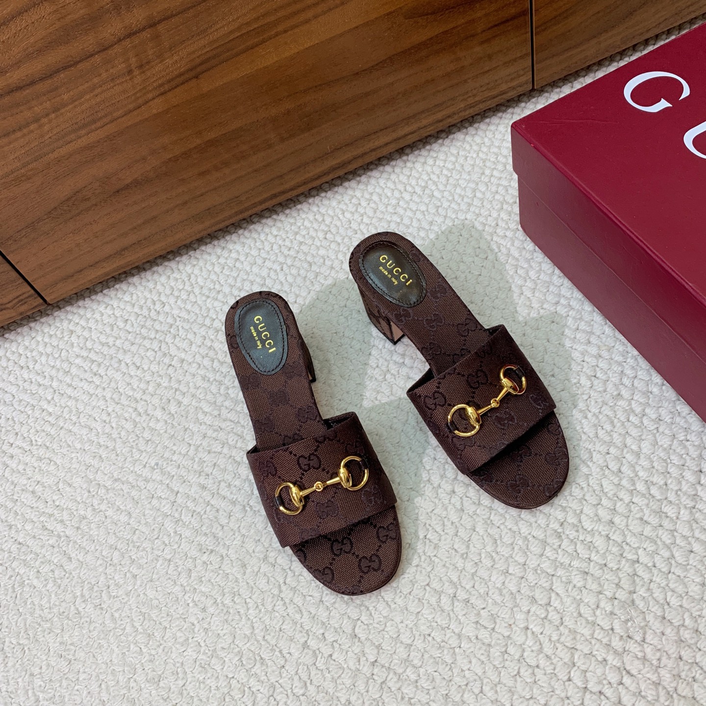 🔸Gu*ci🔸粗跟拖鞋。鞋面羊皮、定制GG材料。羊皮内里及垫脚。真皮大底。跟高5.5cm码数：35-42