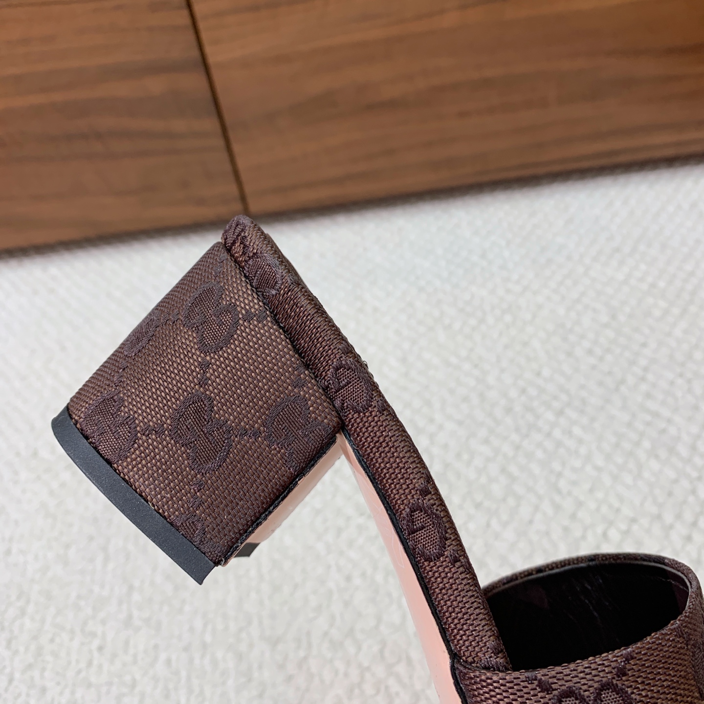 🔸Gu*ci🔸粗跟拖鞋。鞋面羊皮、定制GG材料。羊皮内里及垫脚。真皮大底。跟高5.5cm码数：35-42