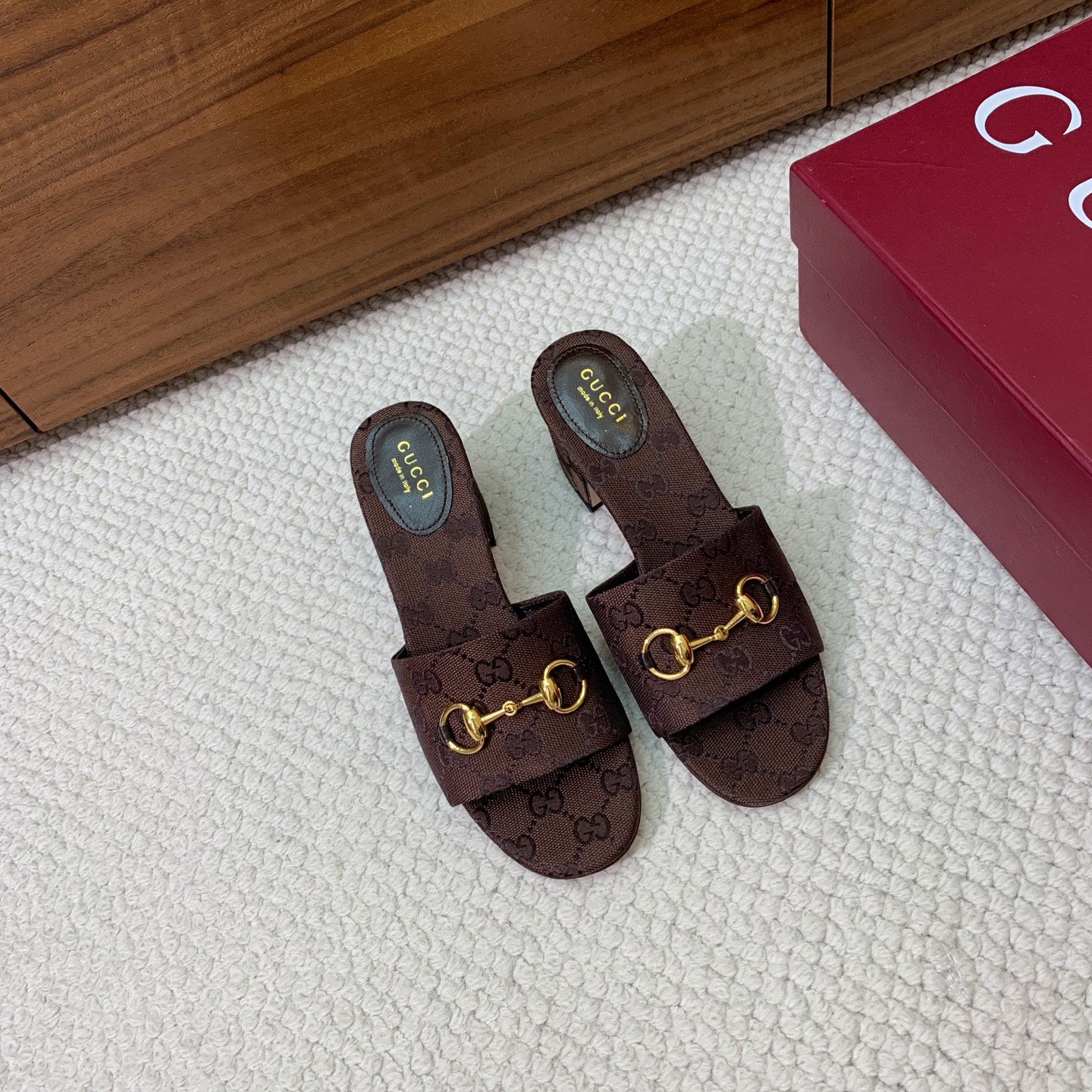 🔸Gu*ci🔸粗跟拖鞋。鞋面羊皮、定制GG材料。羊皮内里及垫脚。真皮大底。跟高5.5cm码数：35-42